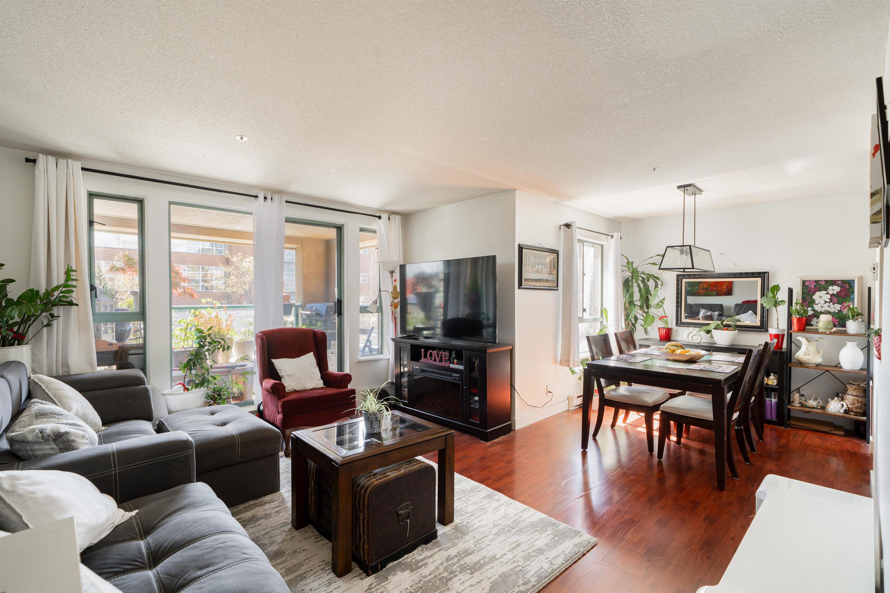 207 223 MOUNTAIN HIGHWAY Unit: 207