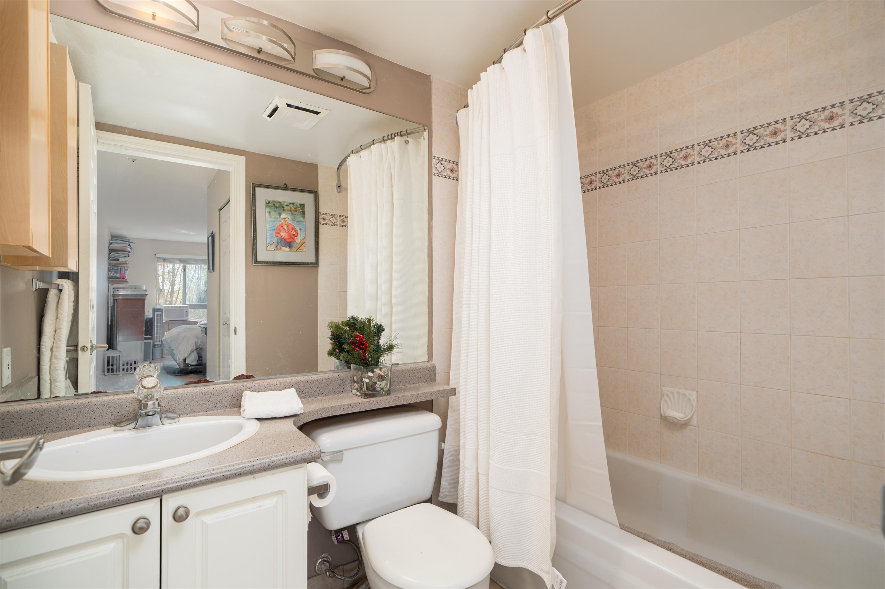 207 223 MOUNTAIN HIGHWAY Unit: 207
