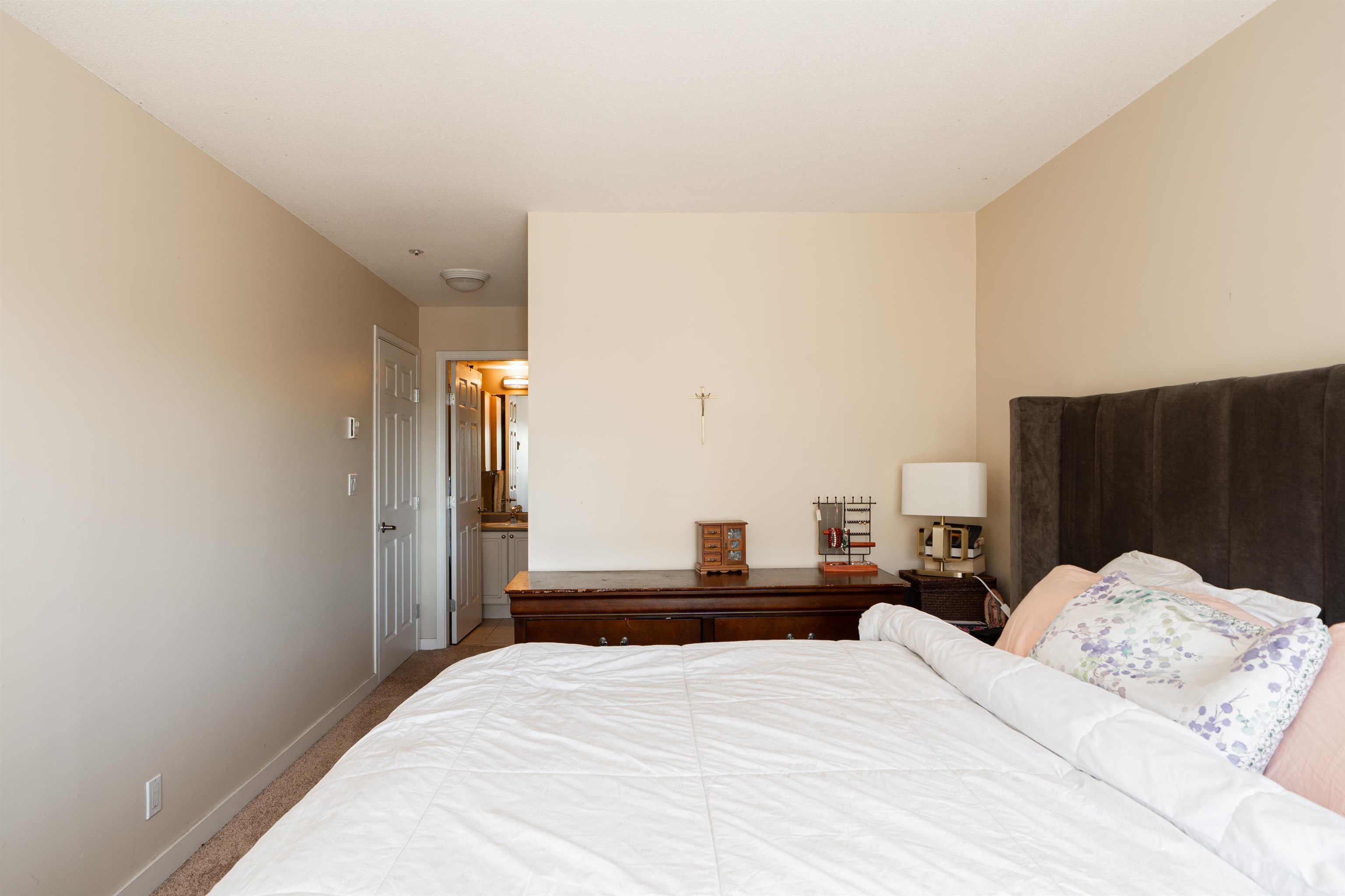 207 223 MOUNTAIN HIGHWAY Unit: 207