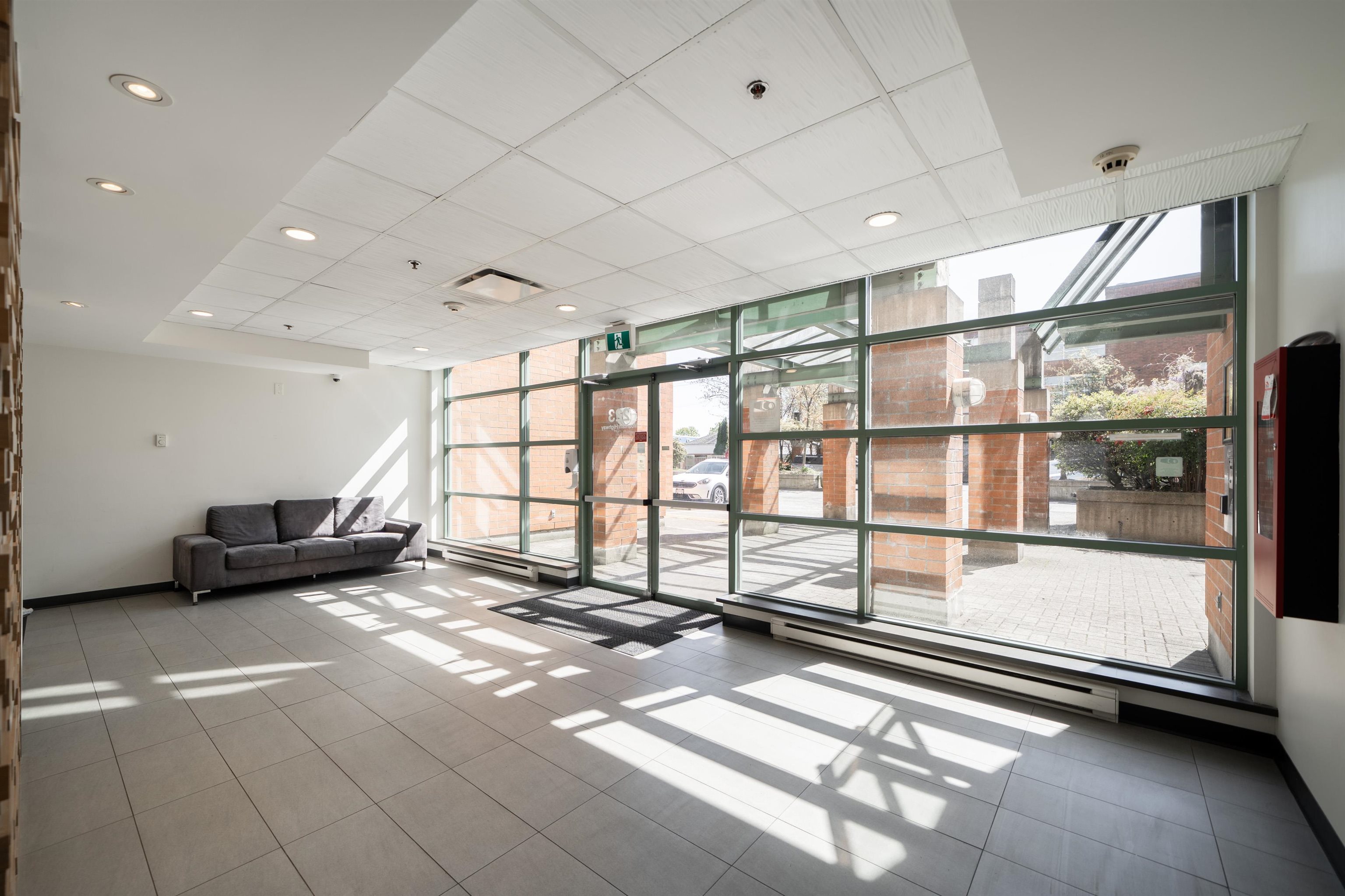 207 223 MOUNTAIN HIGHWAY Unit: 207