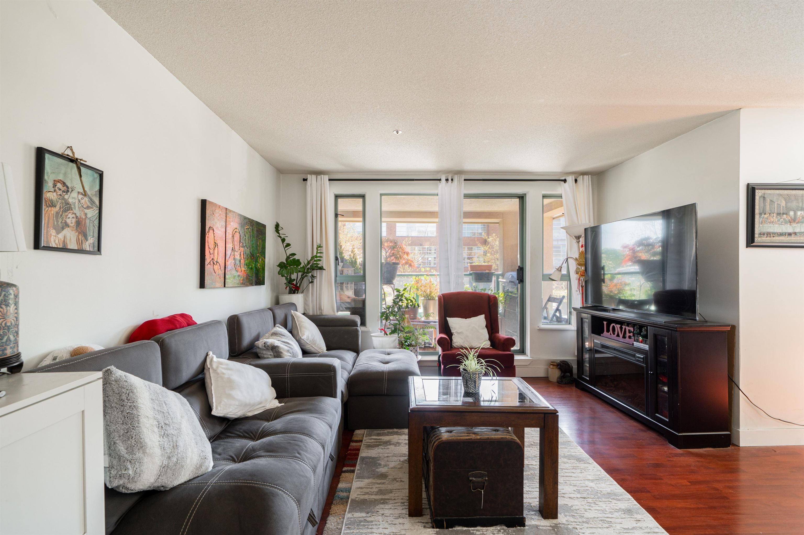 207 223 MOUNTAIN HIGHWAY Unit: 207