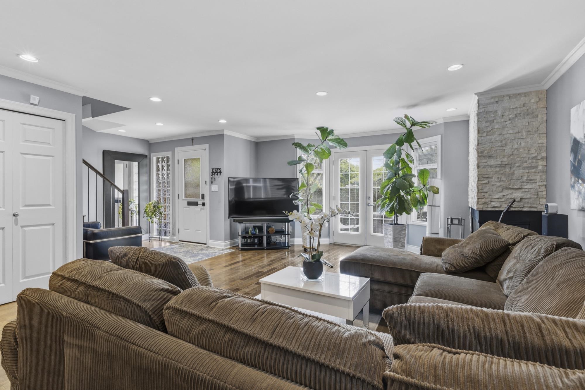31 W 15TH AVENUE
