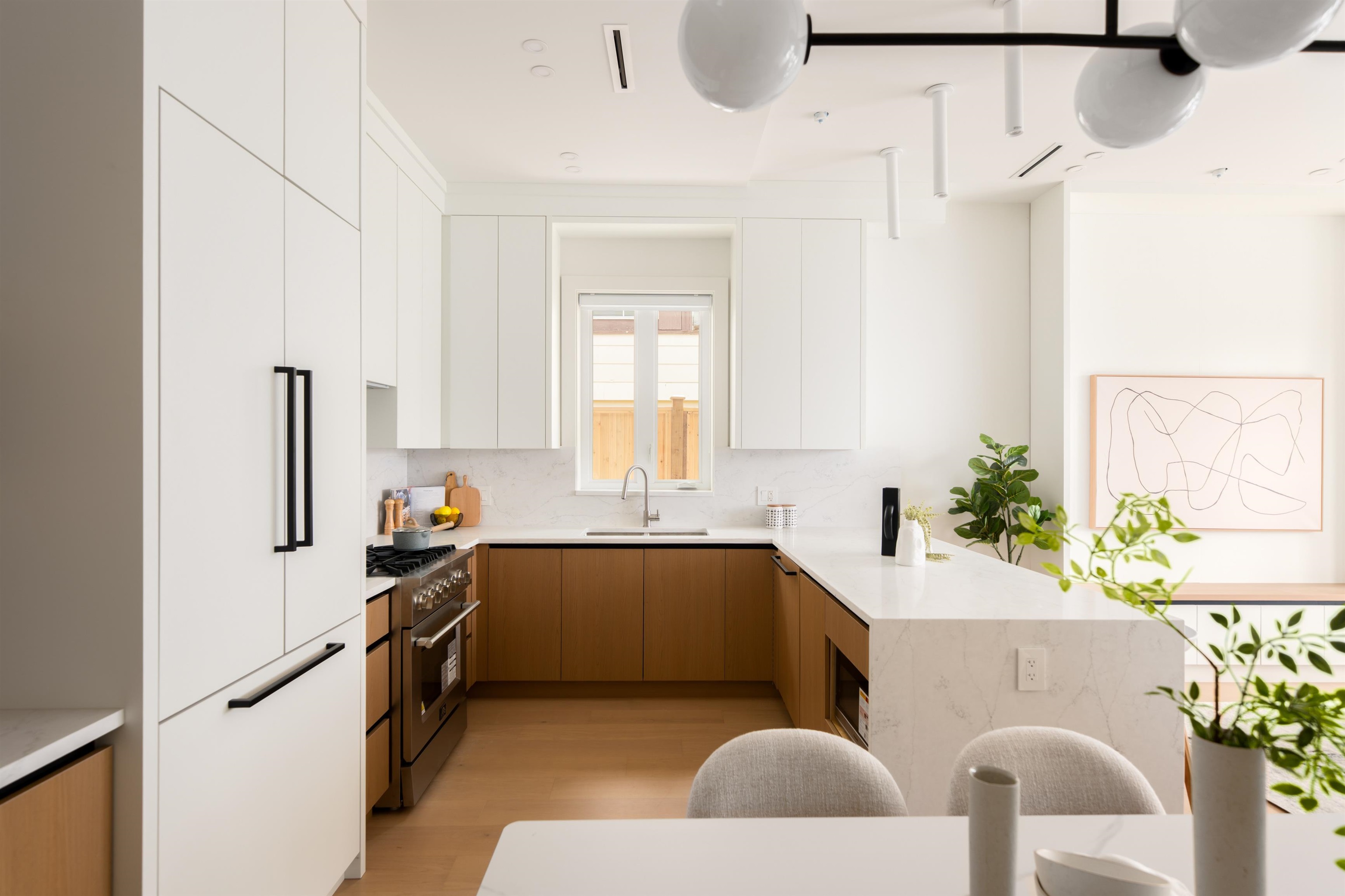 1 3645 DUNDAS STREET Unit: 1