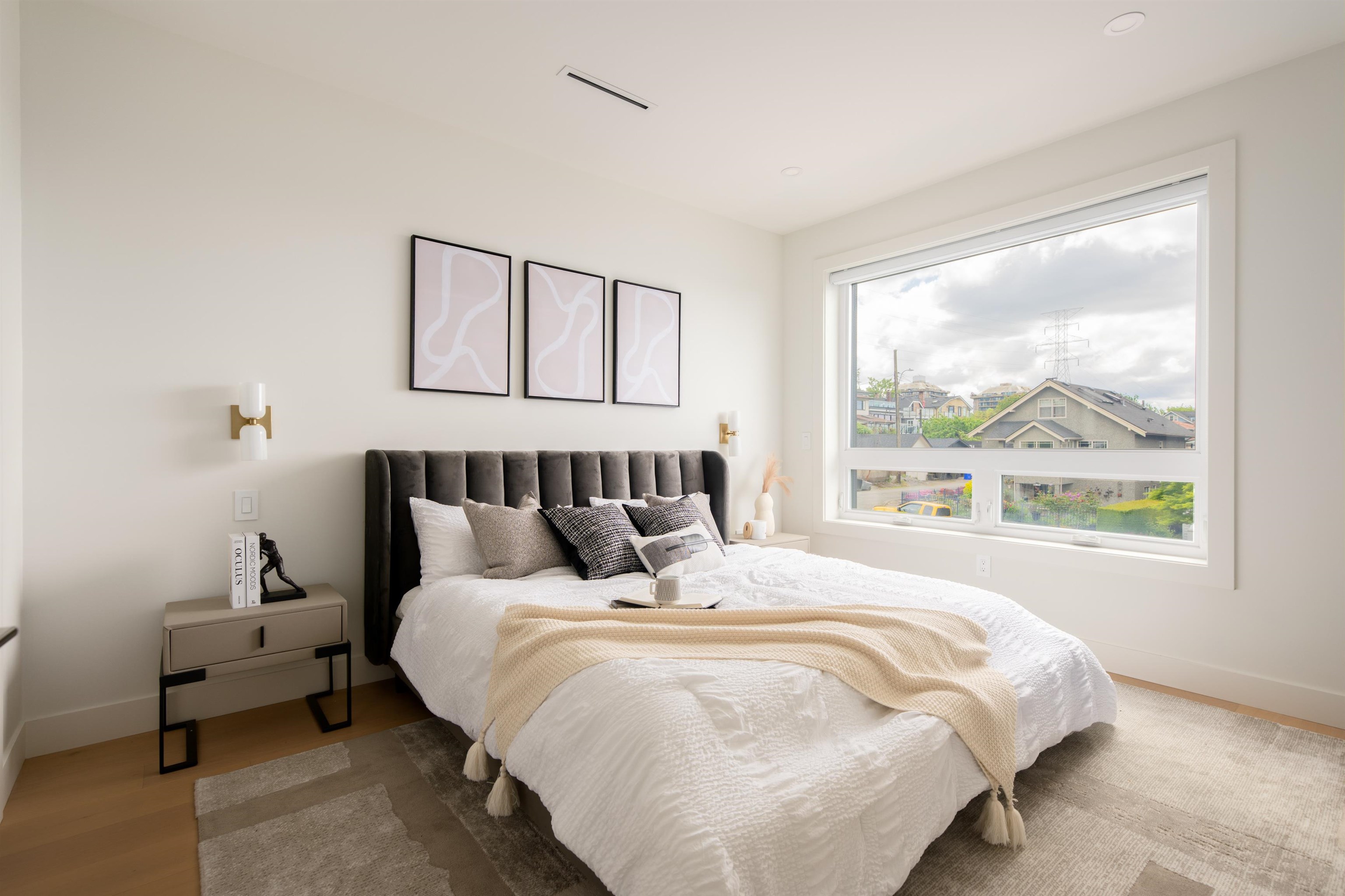 1 3645 DUNDAS STREET Unit: 1