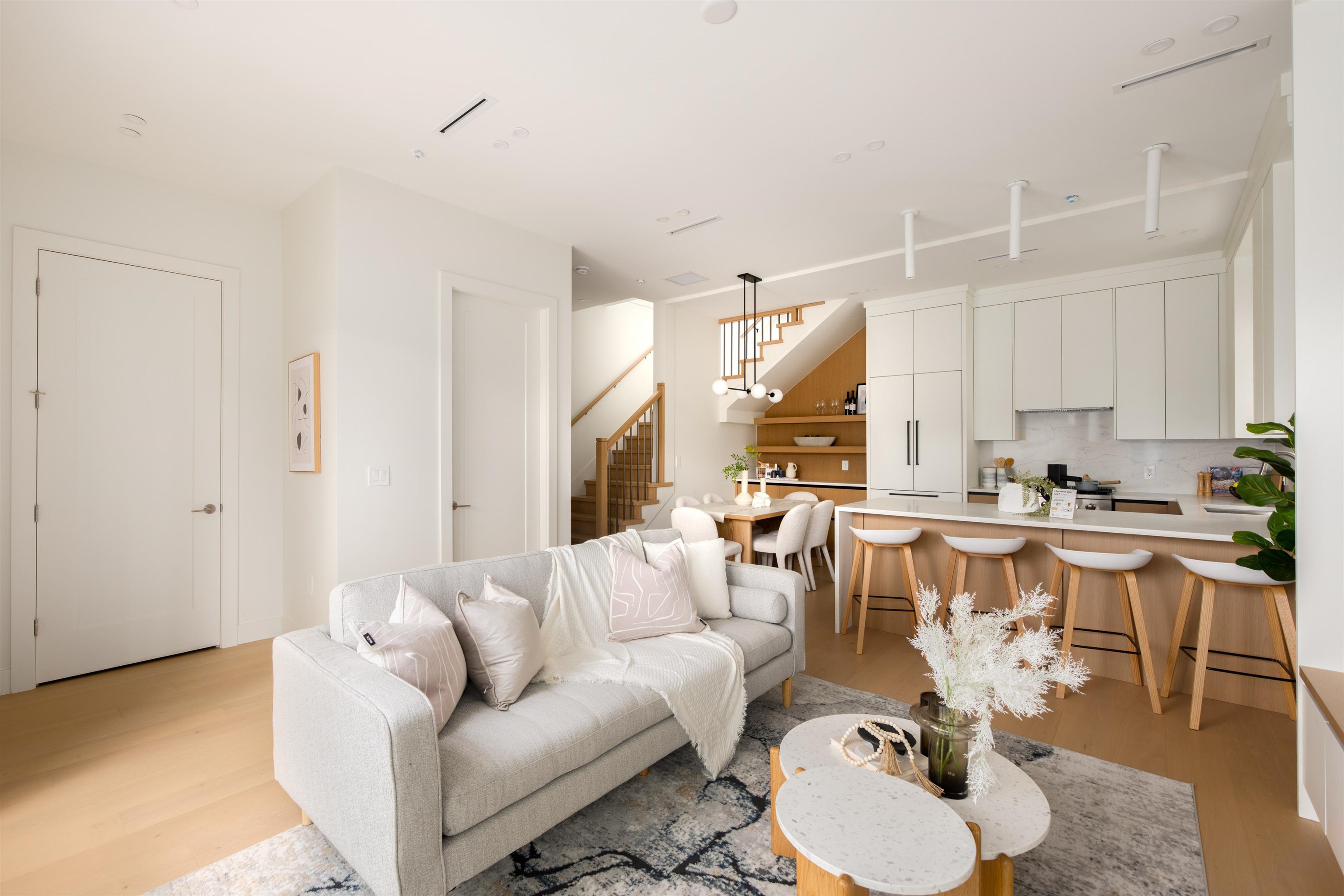 1 3645 DUNDAS STREET Unit: 1