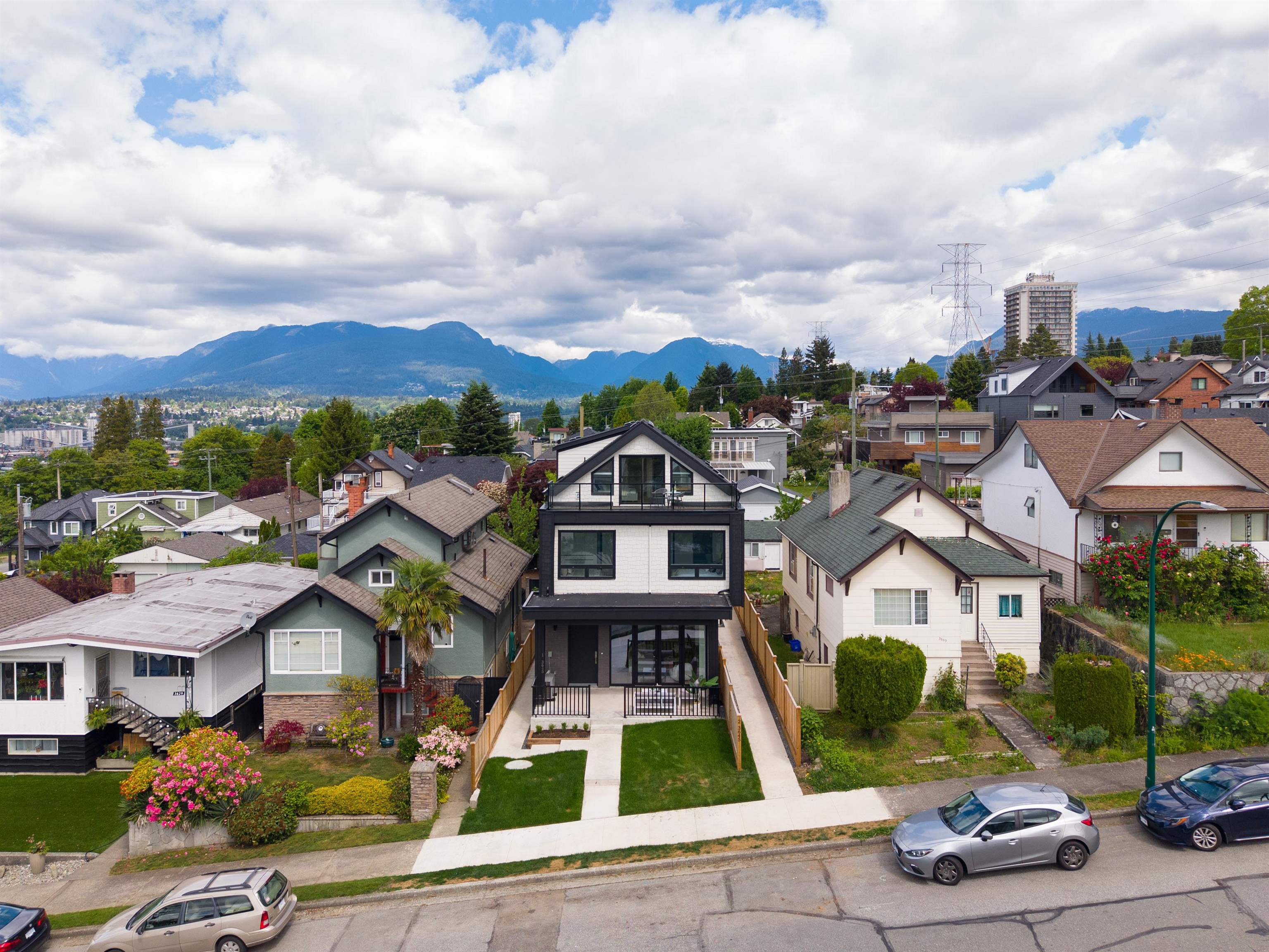 1 3645 DUNDAS STREET Unit: 1