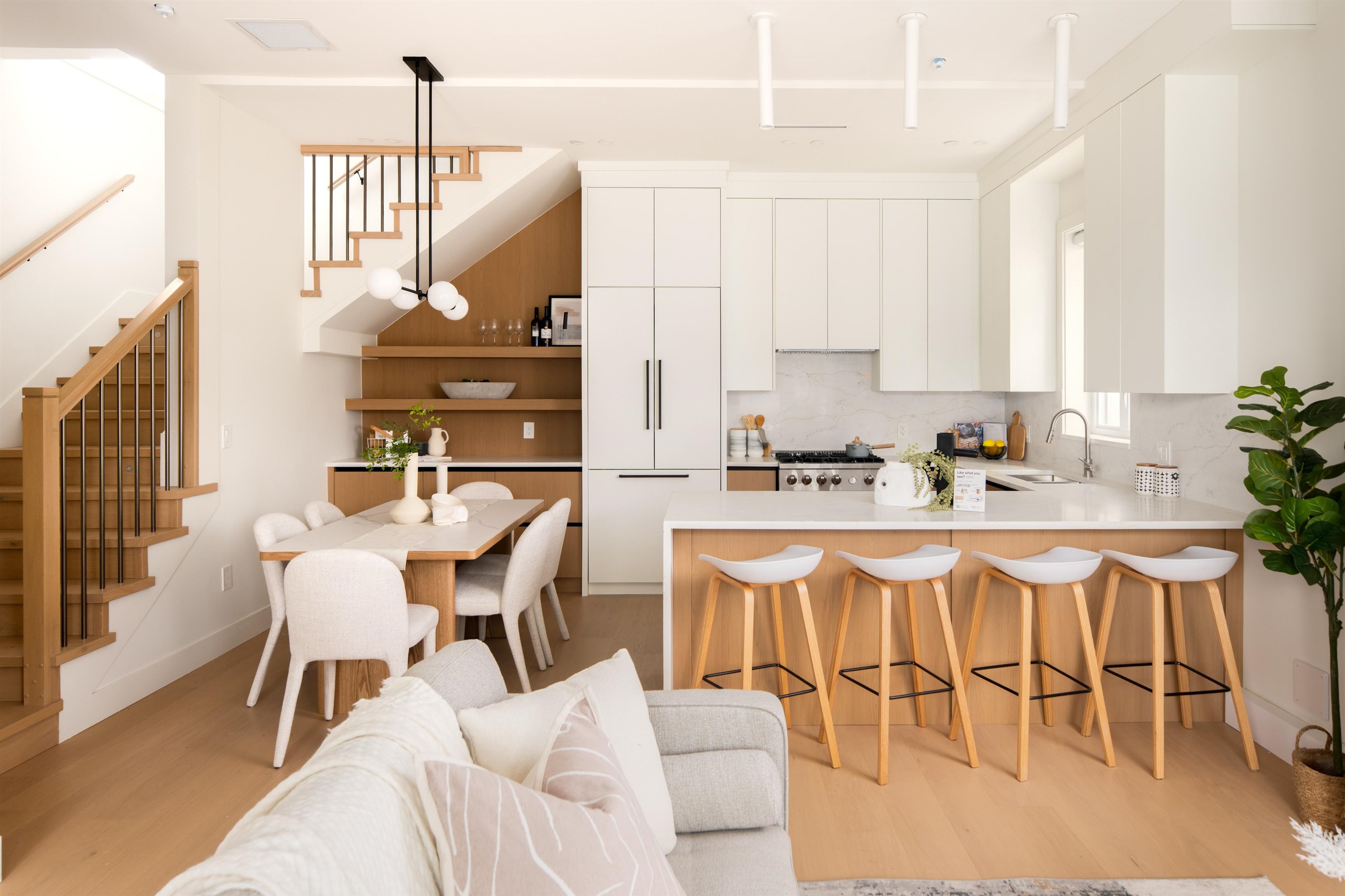 1 3645 DUNDAS STREET Unit: 1