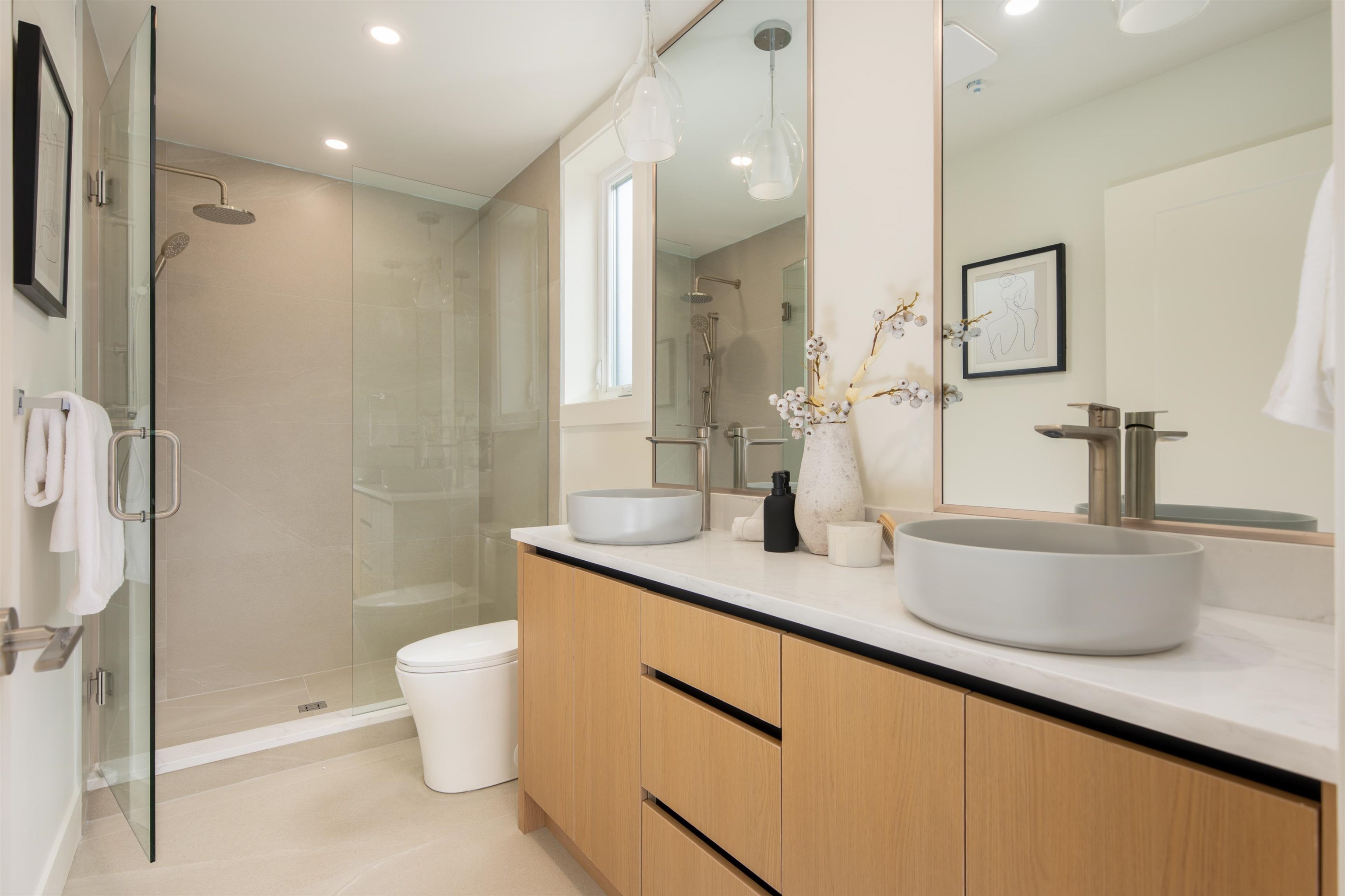 1 3645 DUNDAS STREET Unit: 1