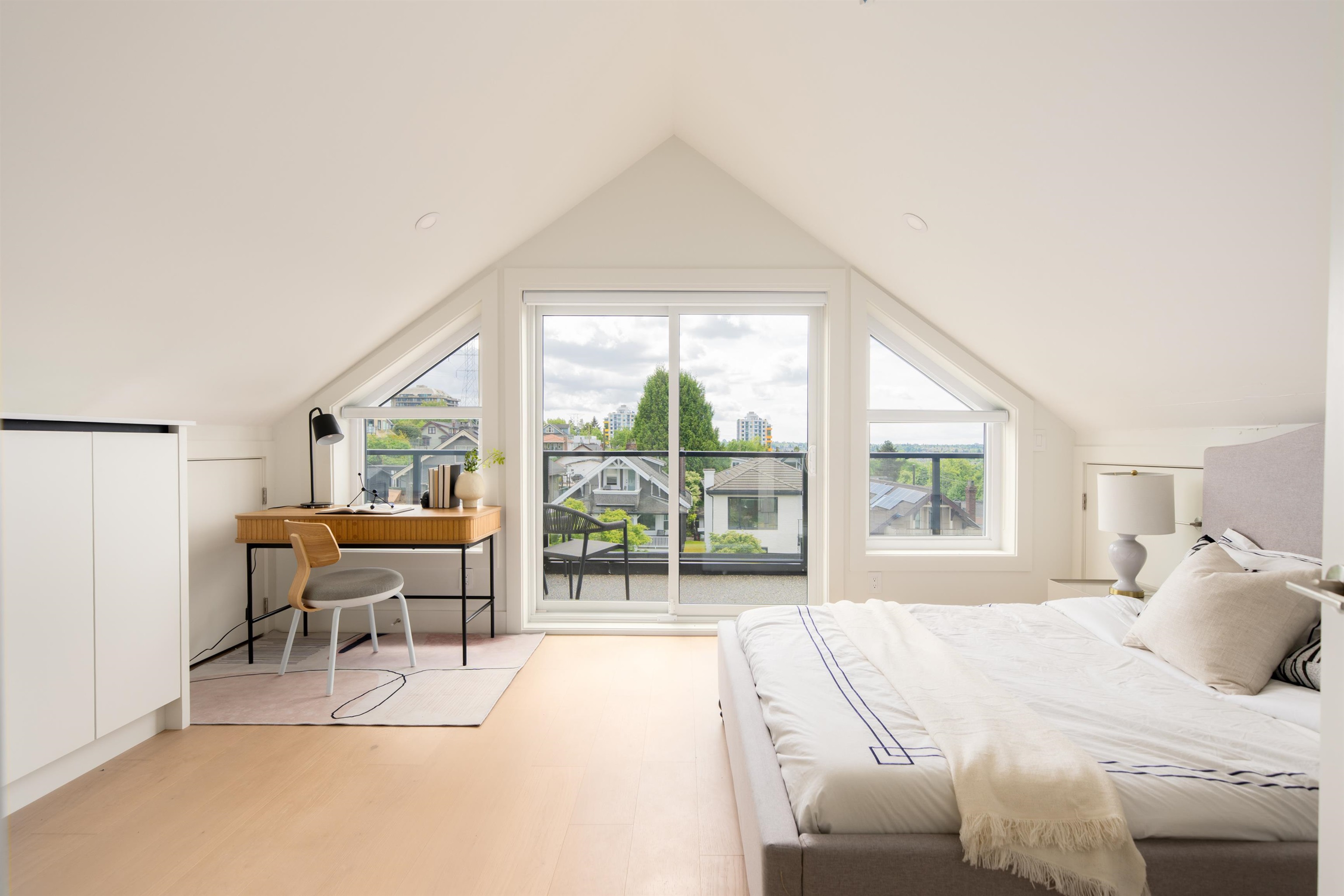 1 3645 DUNDAS STREET Unit: 1