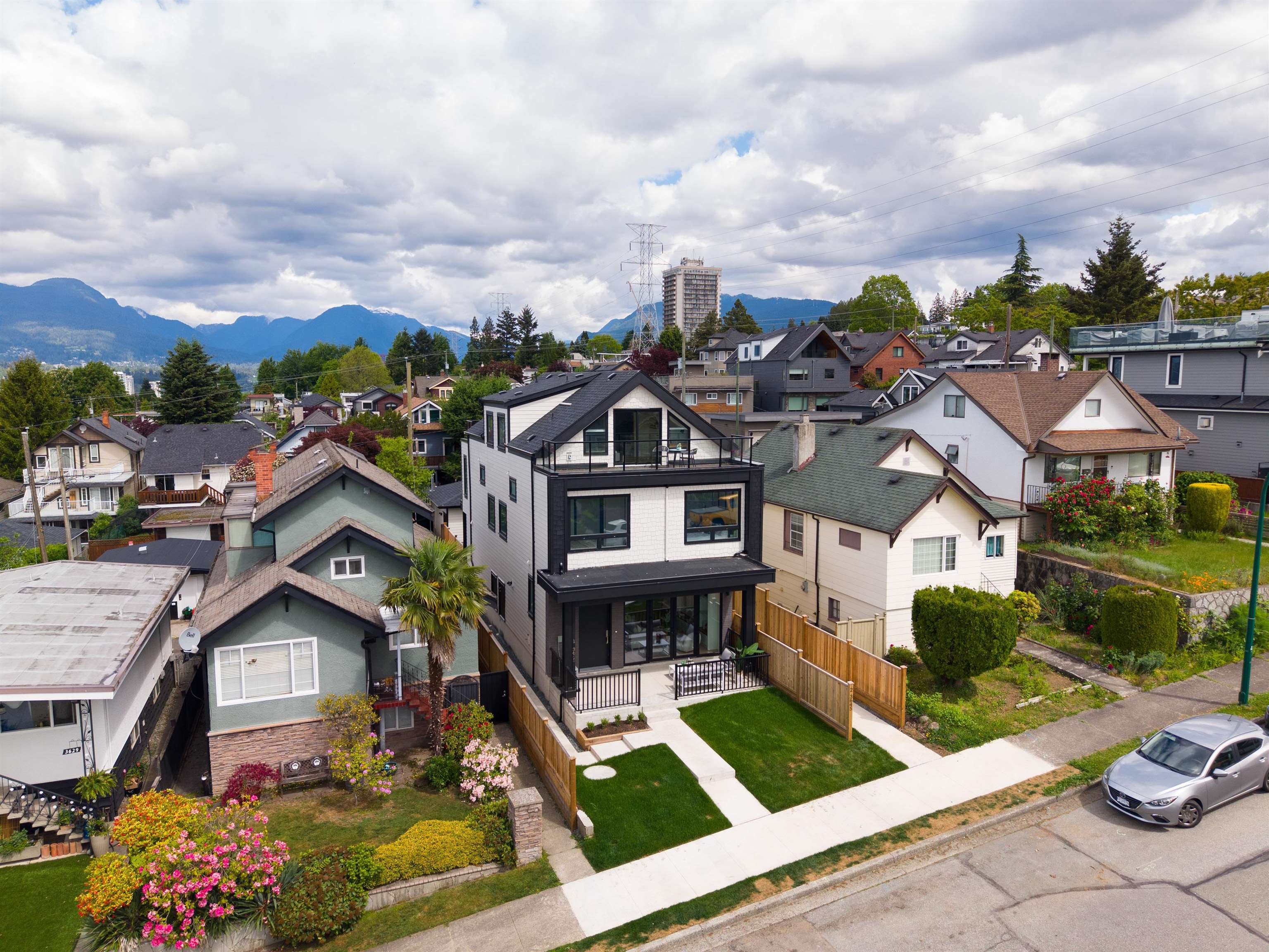 1 3645 DUNDAS STREET Unit: 1
