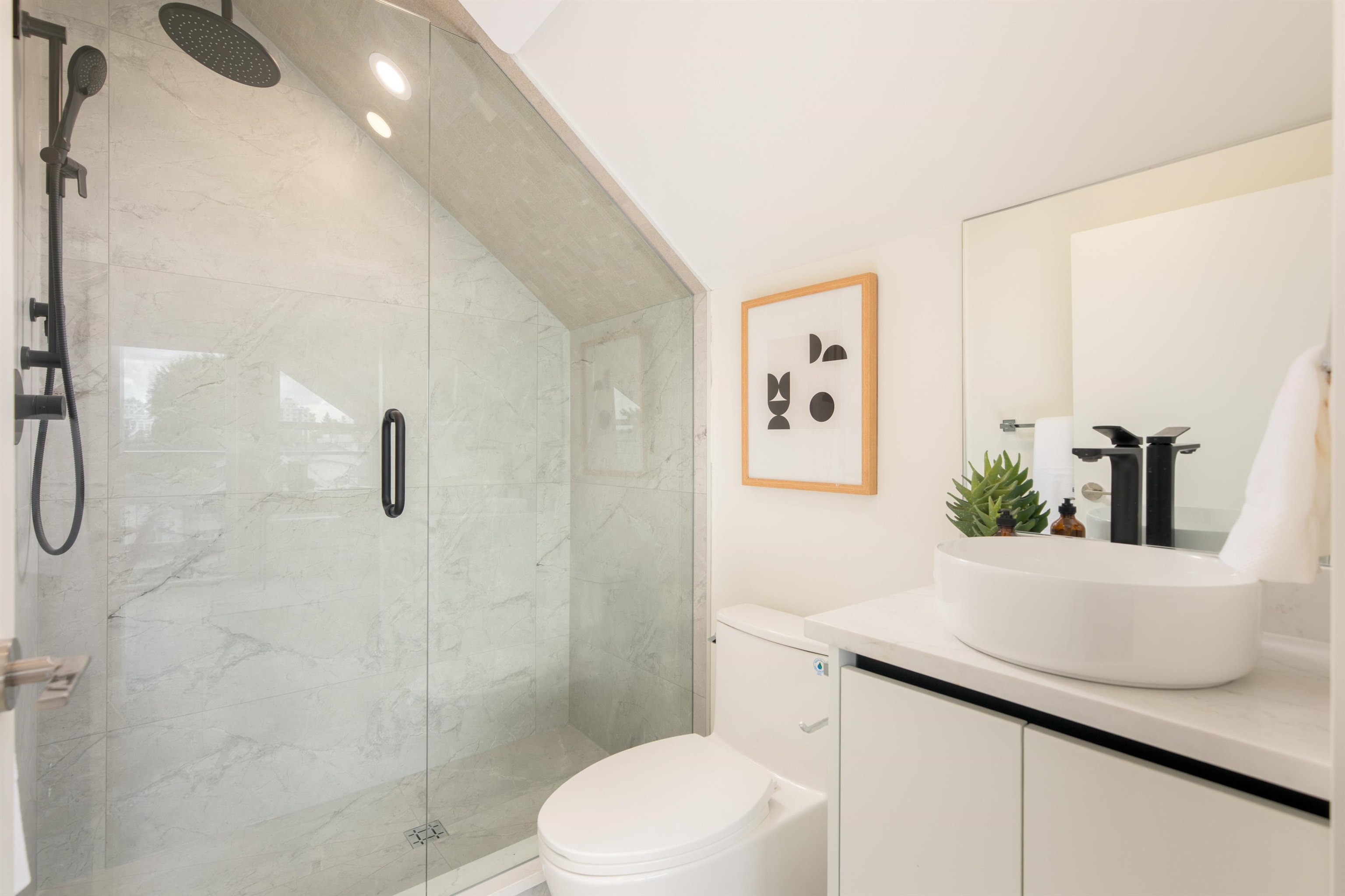 1 3645 DUNDAS STREET Unit: 1