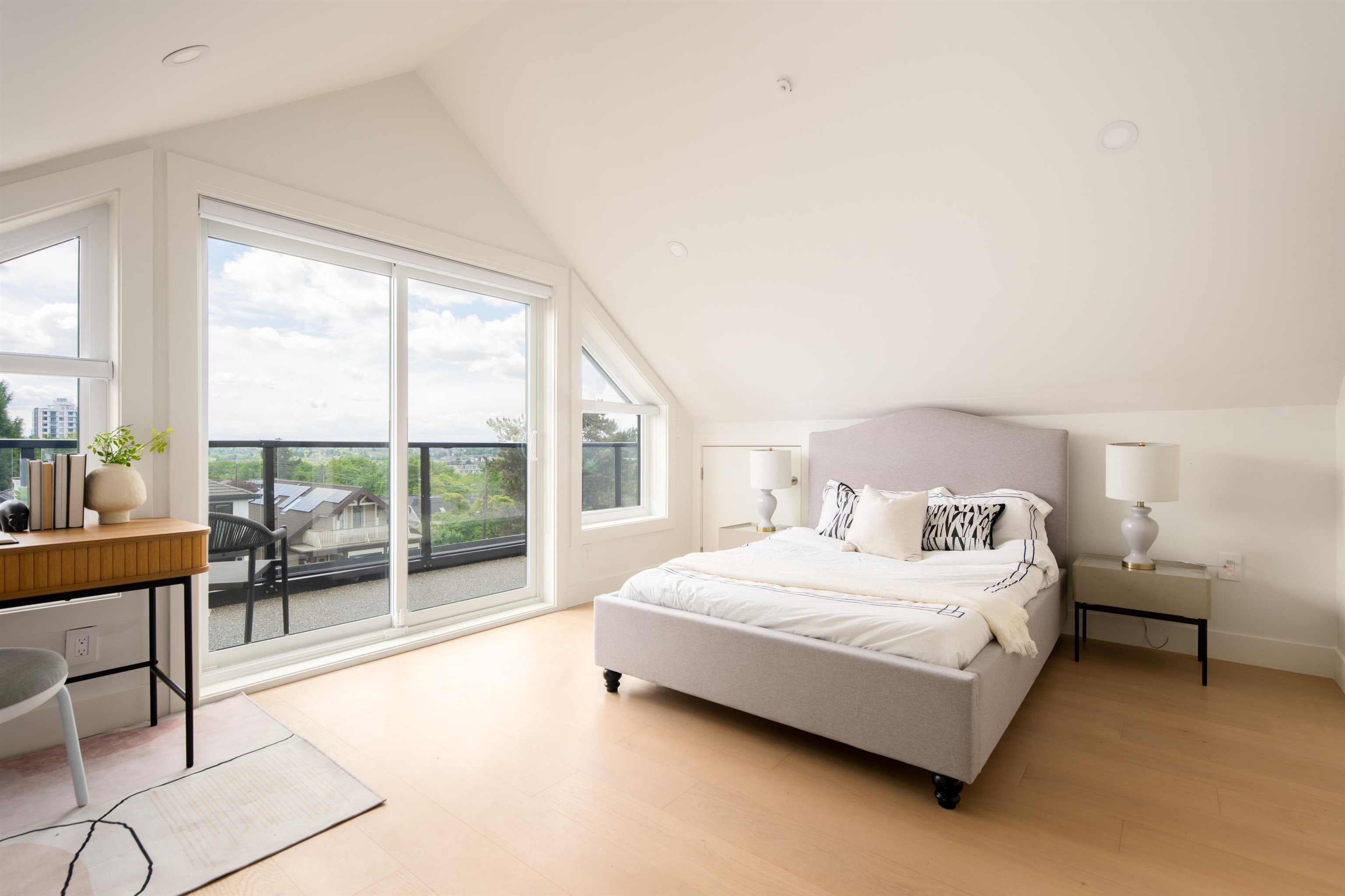 1 3645 DUNDAS STREET Unit: 1