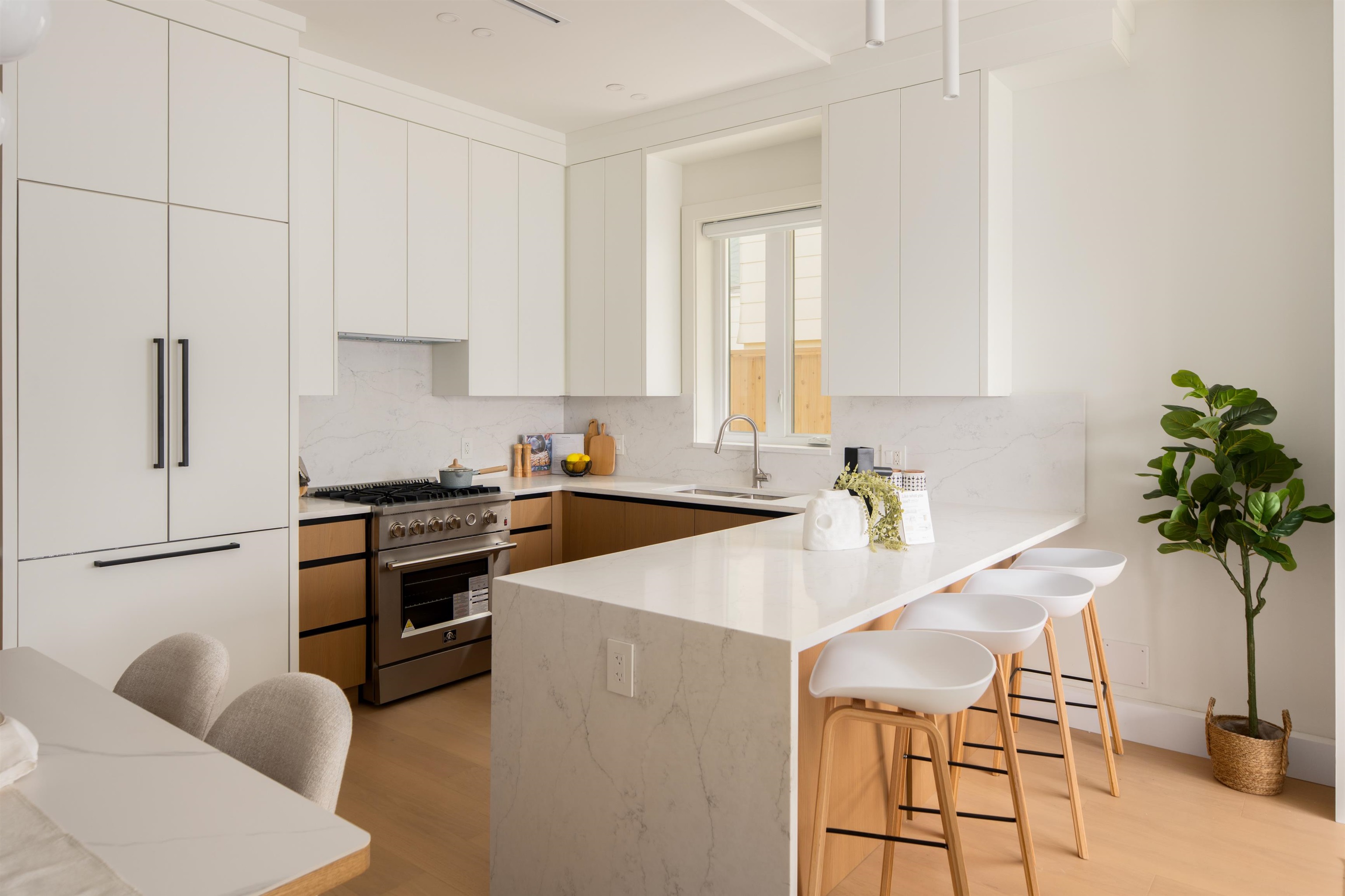 1 3645 DUNDAS STREET Unit: 1