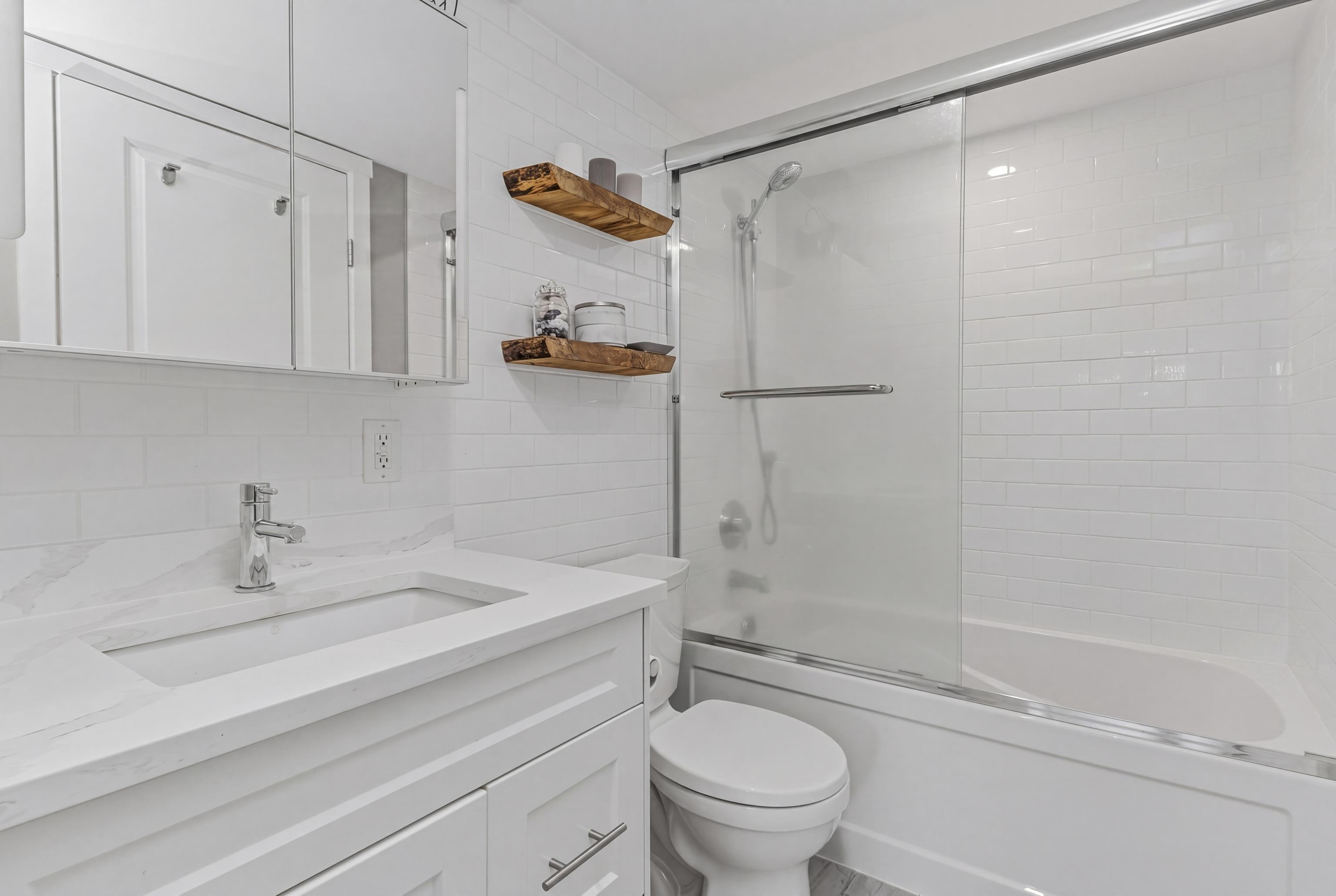 203 38003 SECOND AVENUE Unit: 203
