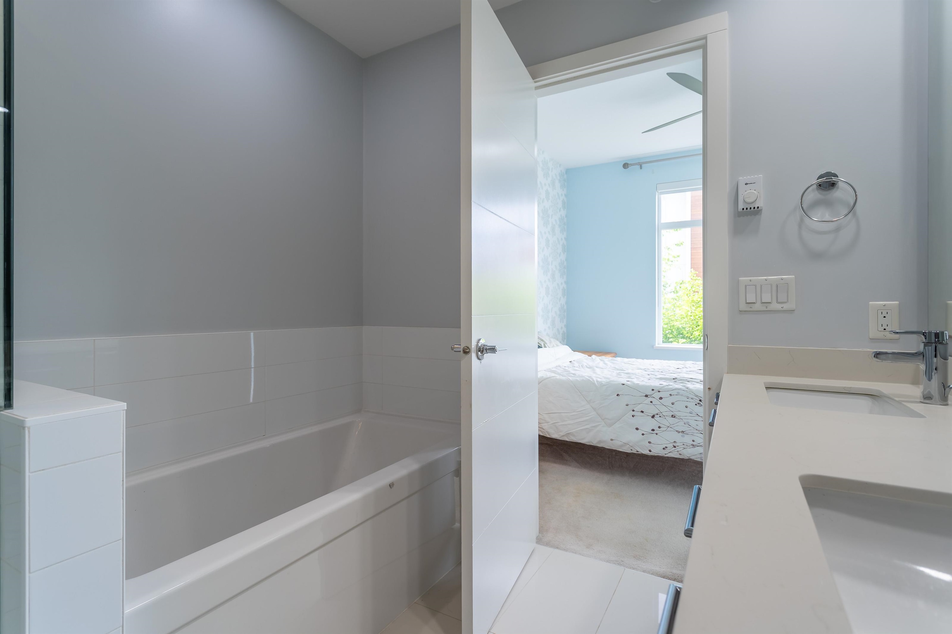 1 2978 159 STREET Unit: 1