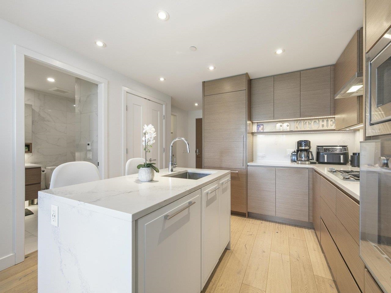 402 5693 ELIZABETH STREET Unit: 402