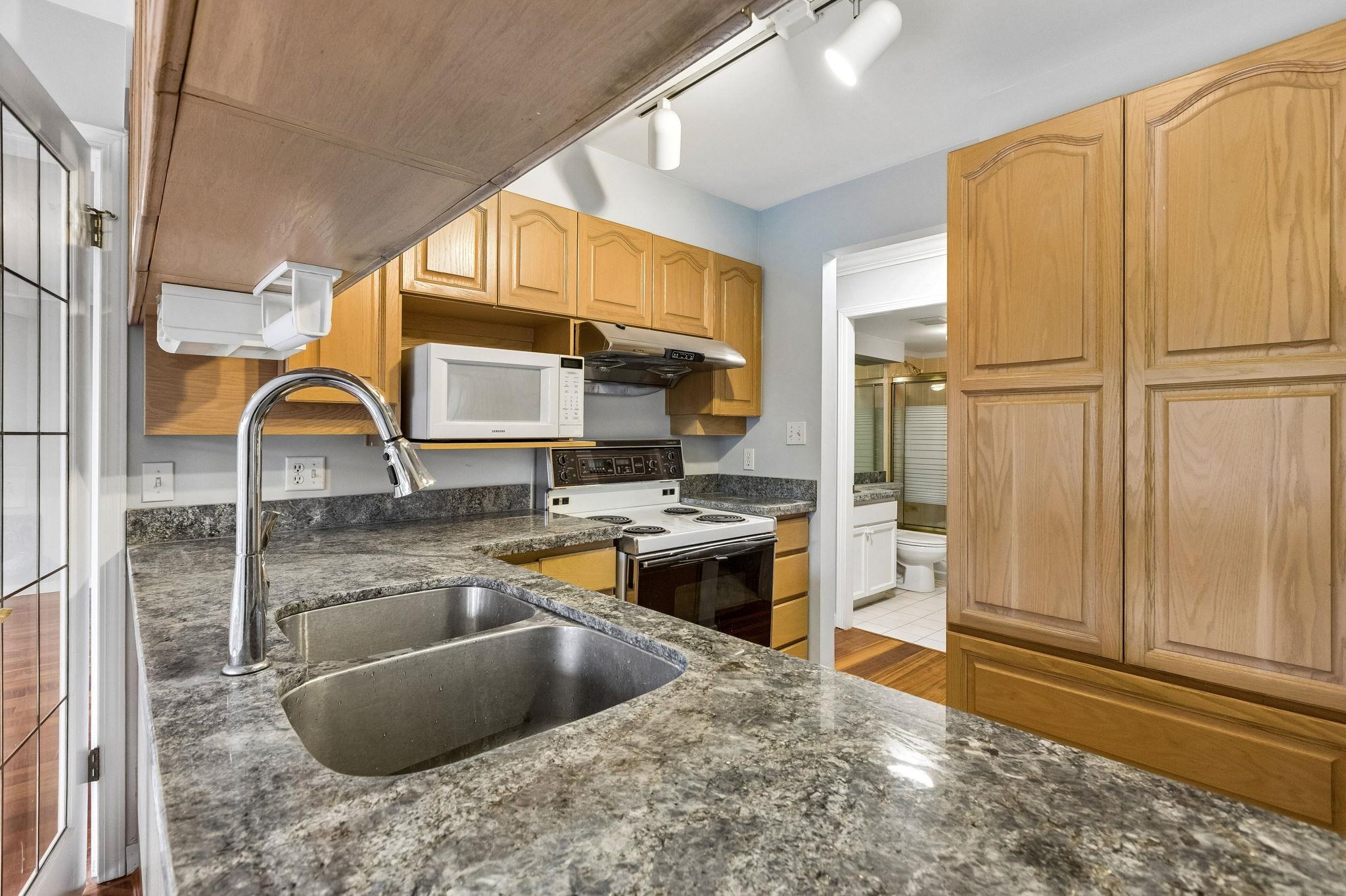 103 7580 COLUMBIA STREET Unit: 103