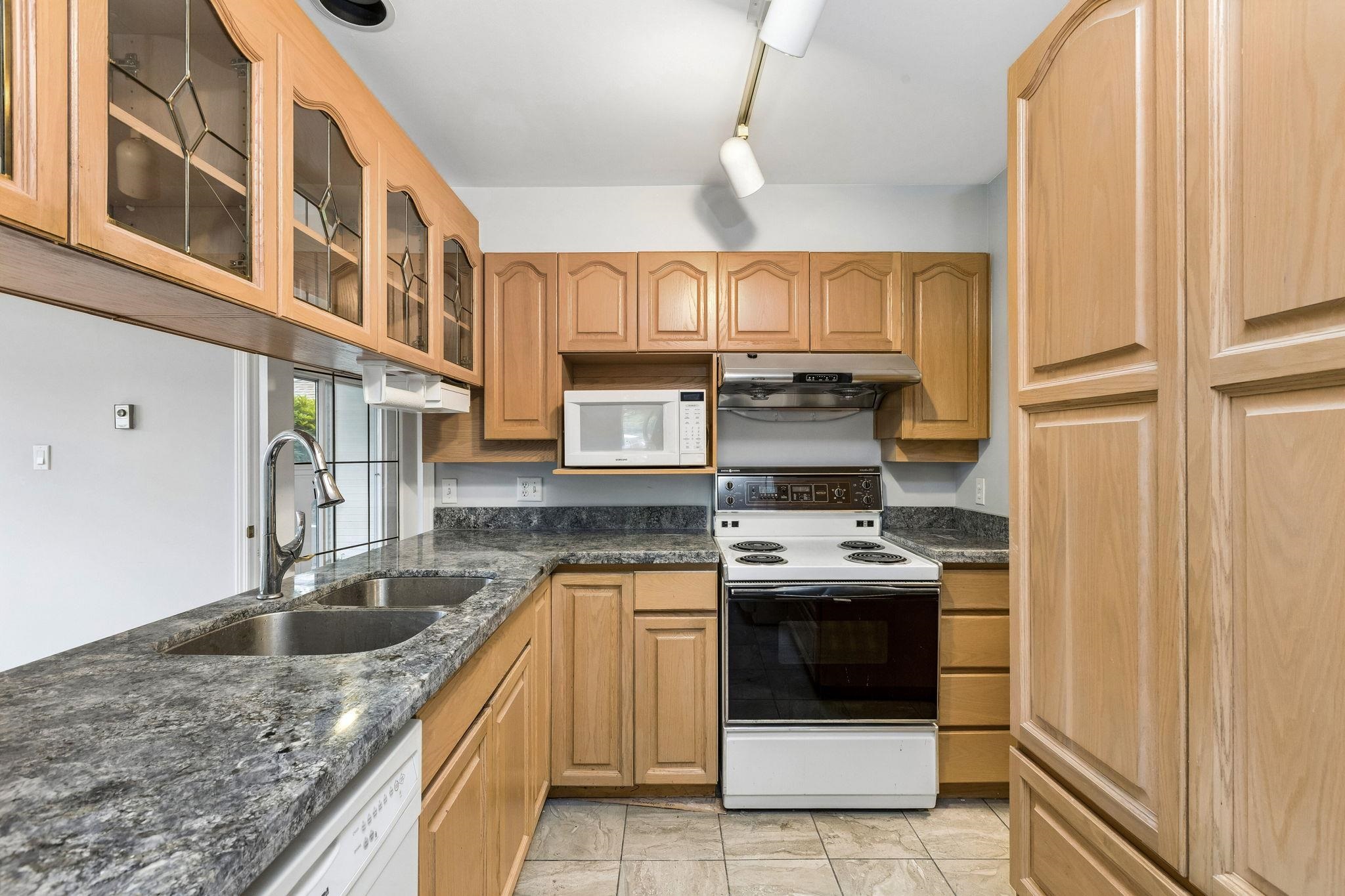 103 7580 COLUMBIA STREET Unit: 103