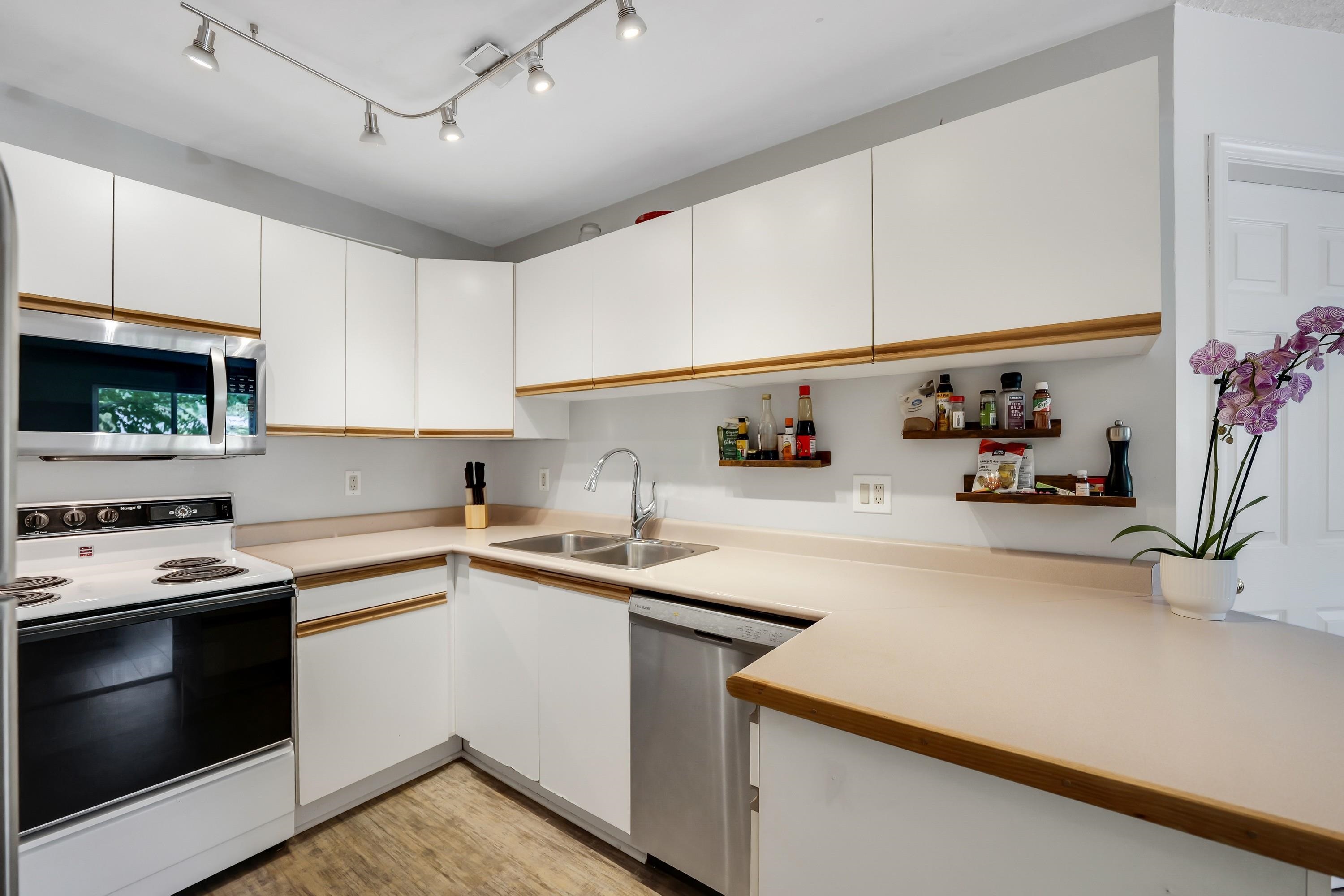 201B 40120 WILLOW CRESCENT Unit: 201B