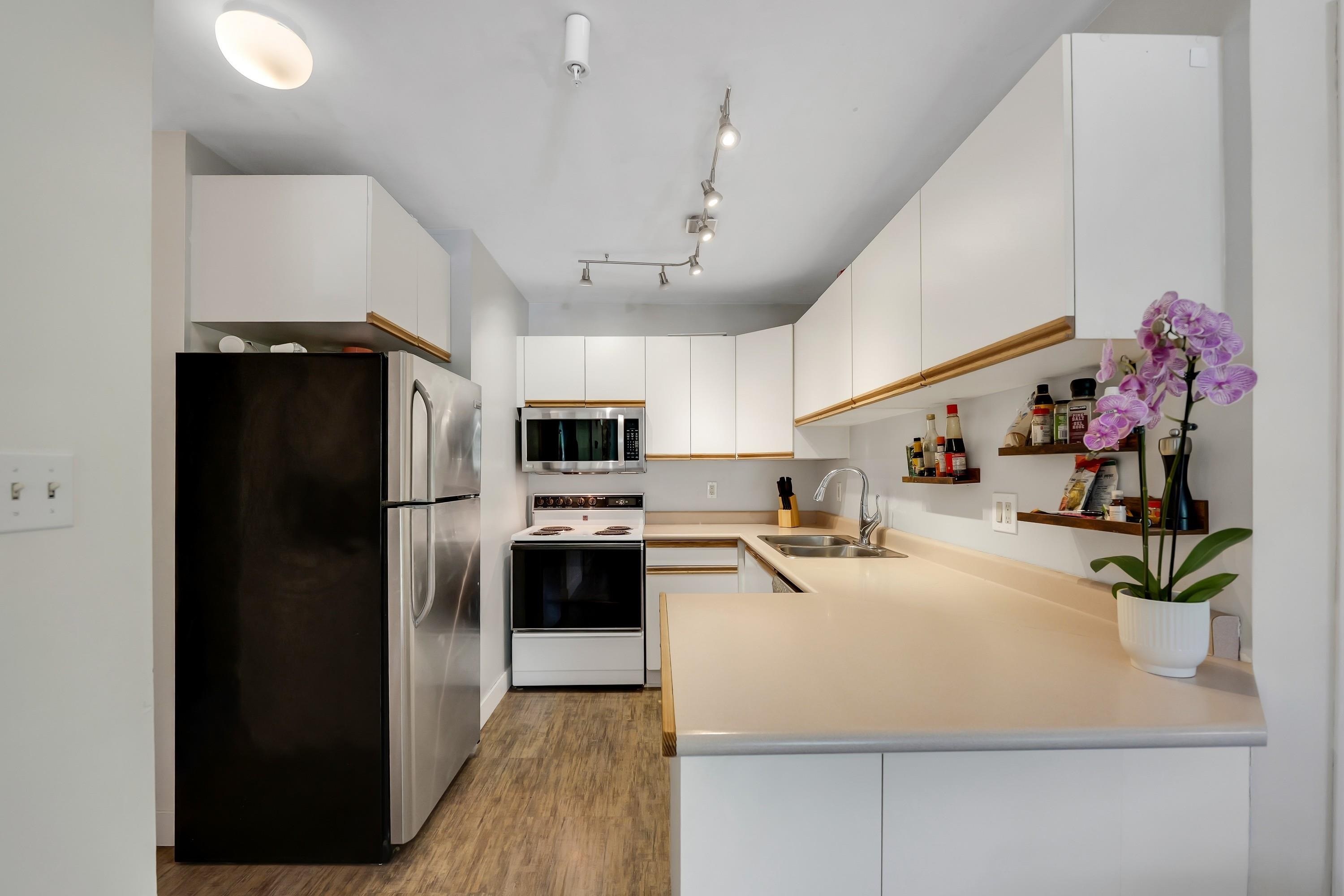 201B 40120 WILLOW CRESCENT Unit: 201B