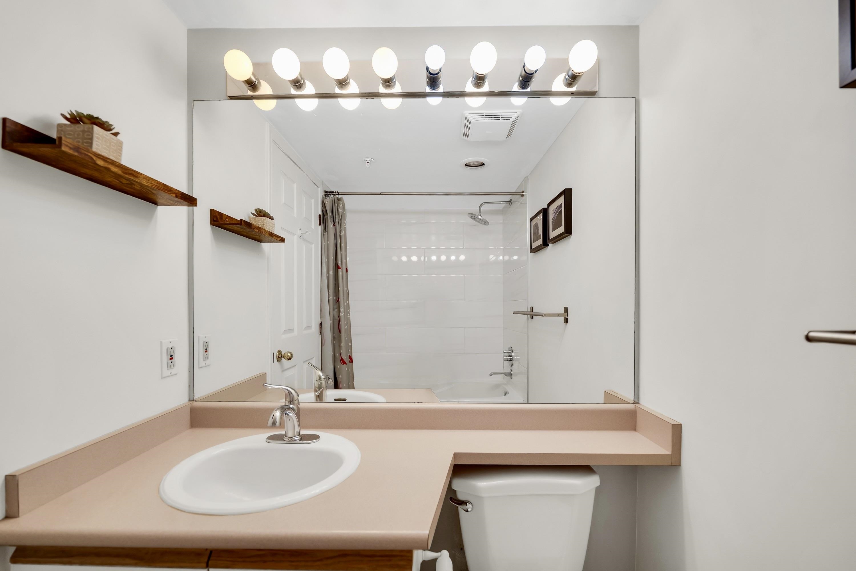 201B 40120 WILLOW CRESCENT Unit: 201B
