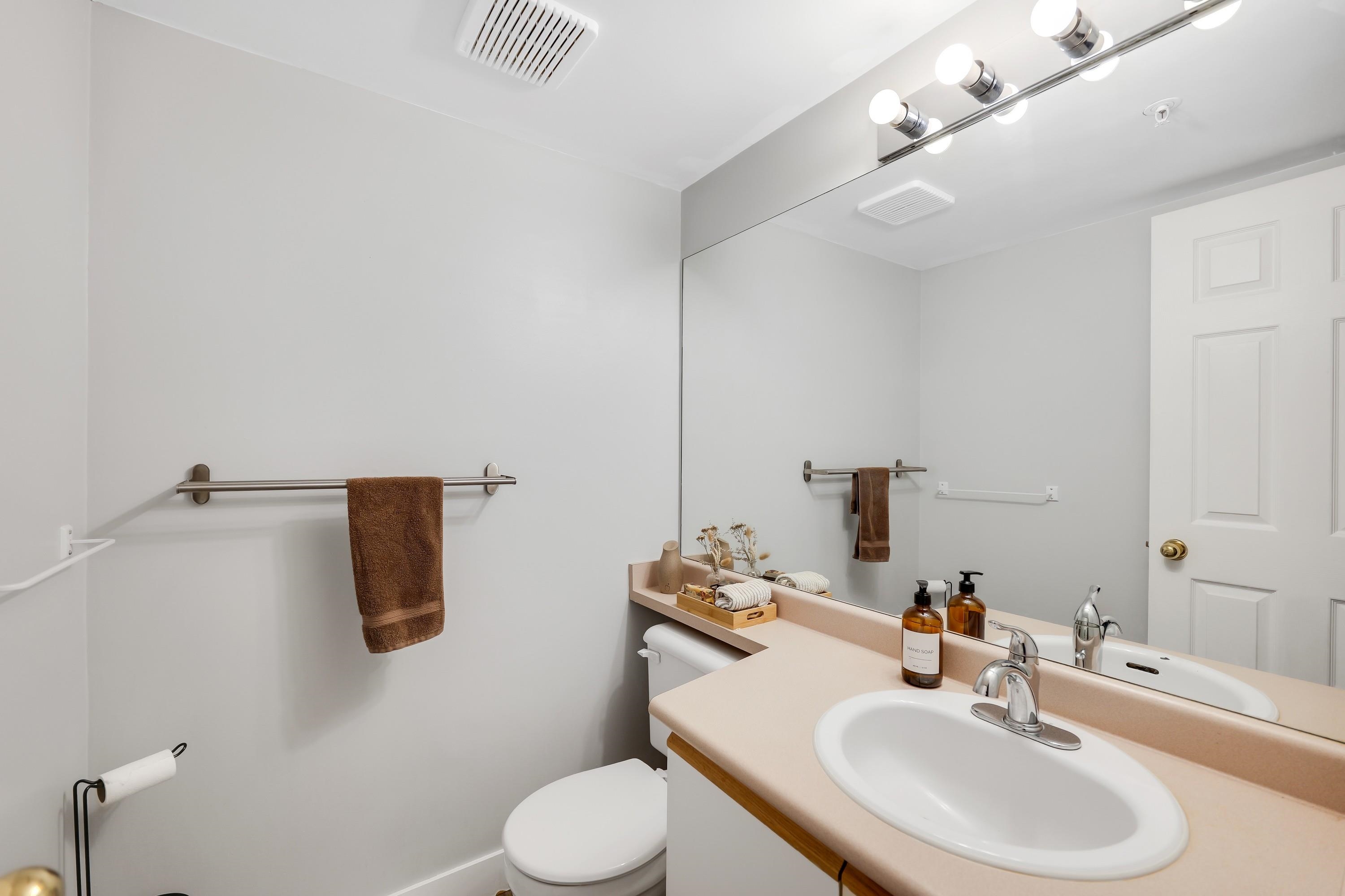 201B 40120 WILLOW CRESCENT Unit: 201B