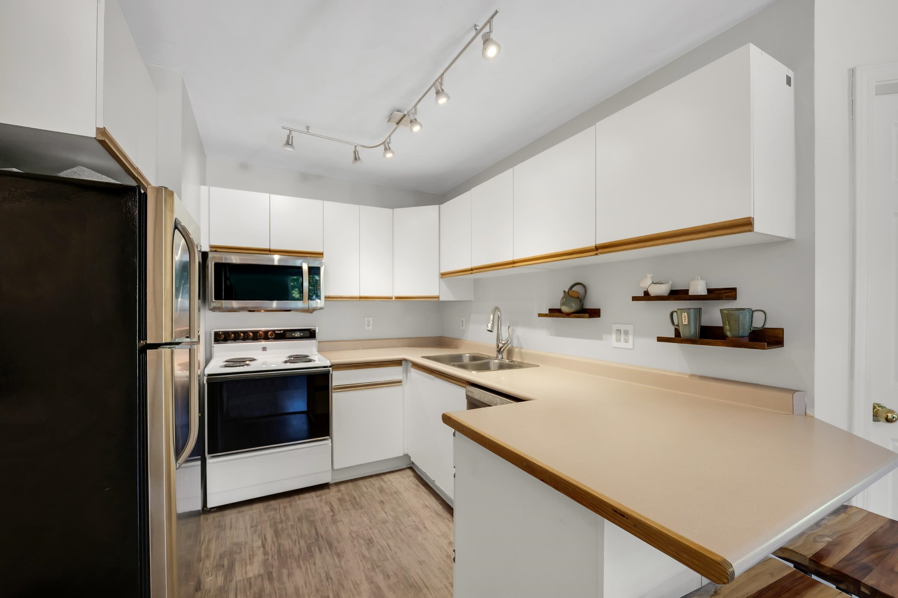 201B 40120 WILLOW CRESCENT Unit: 201B