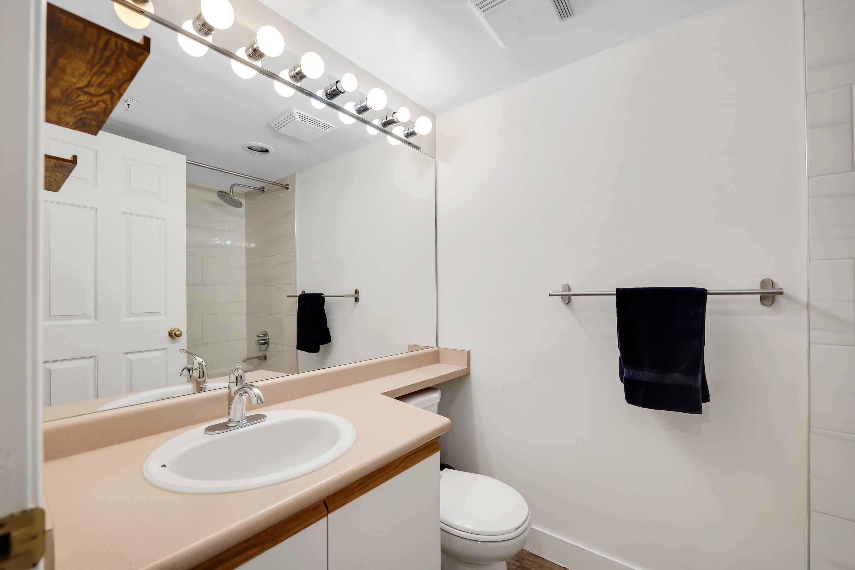 201B 40120 WILLOW CRESCENT Unit: 201B