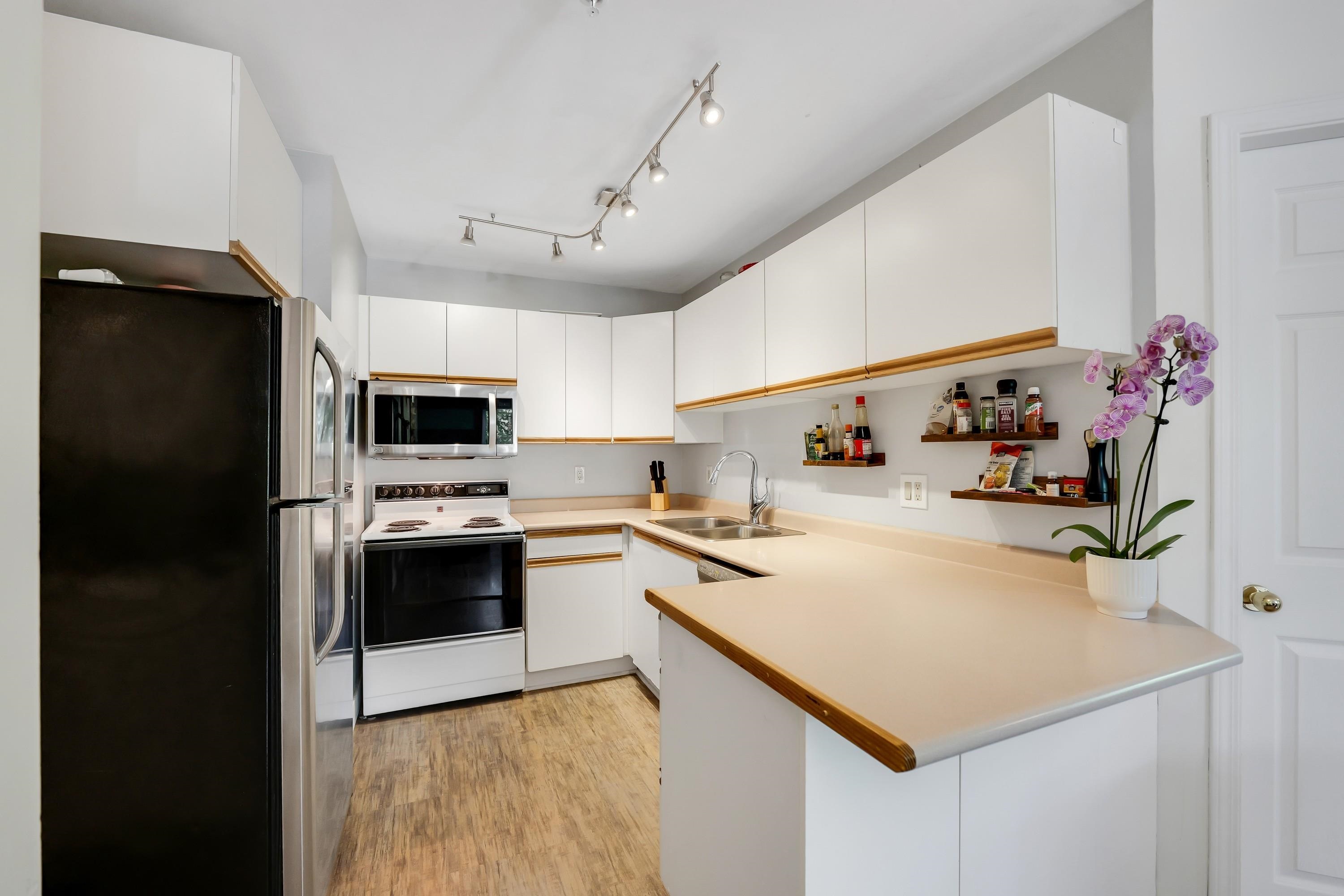 201B 40120 WILLOW CRESCENT Unit: 201B