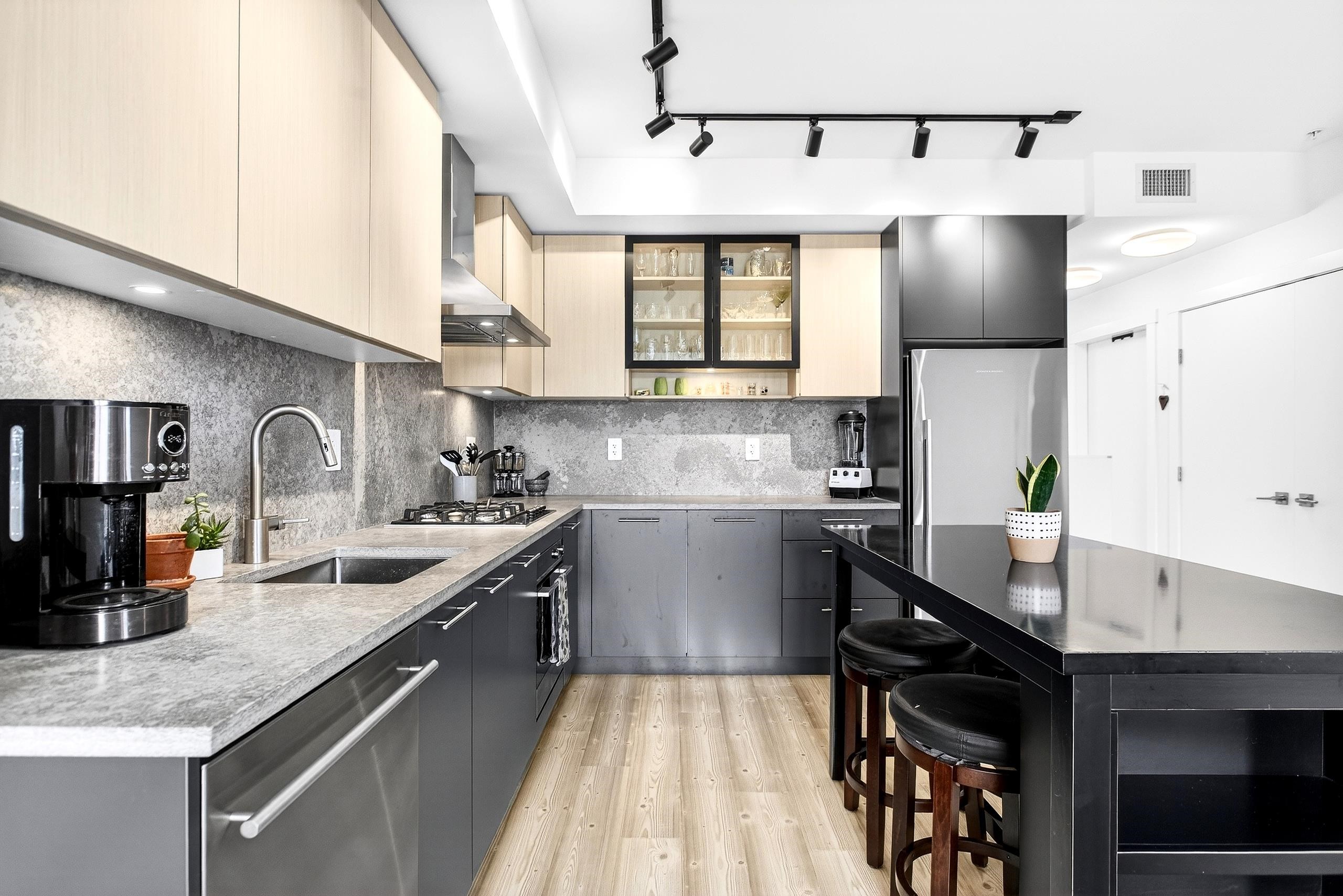 206 251 BOUNDARY BAY ROAD Unit: 206