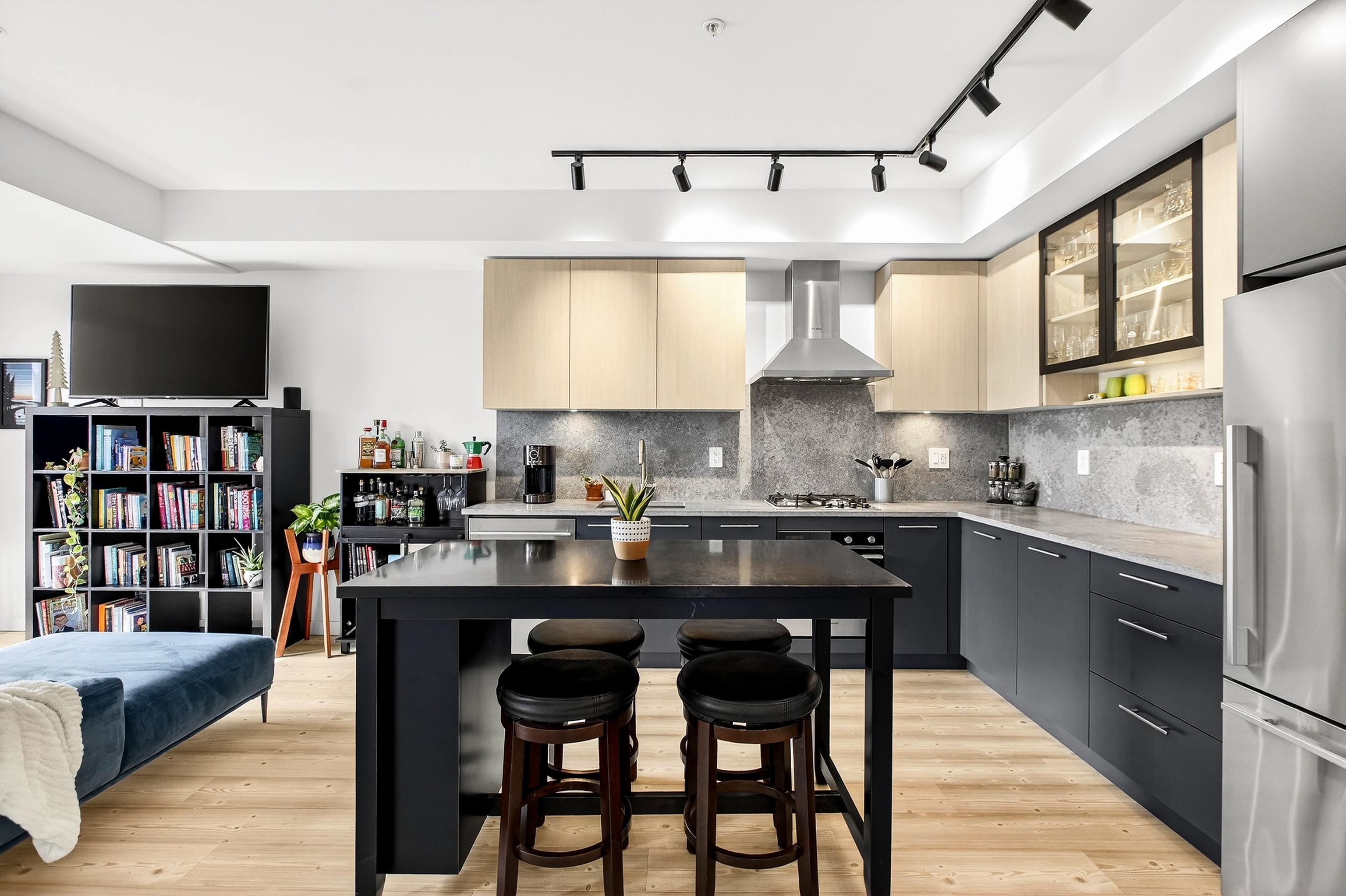 206 251 BOUNDARY BAY ROAD Unit: 206