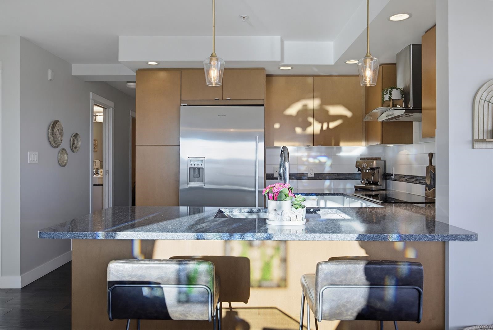 502 14955 VICTORIA AVENUE Unit: 502