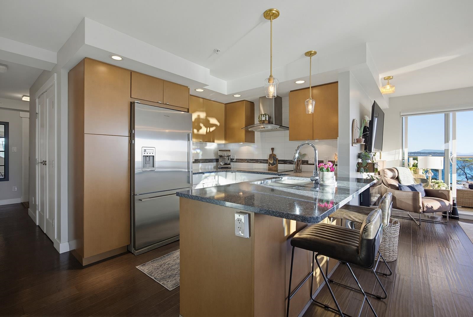 502 14955 VICTORIA AVENUE Unit: 502