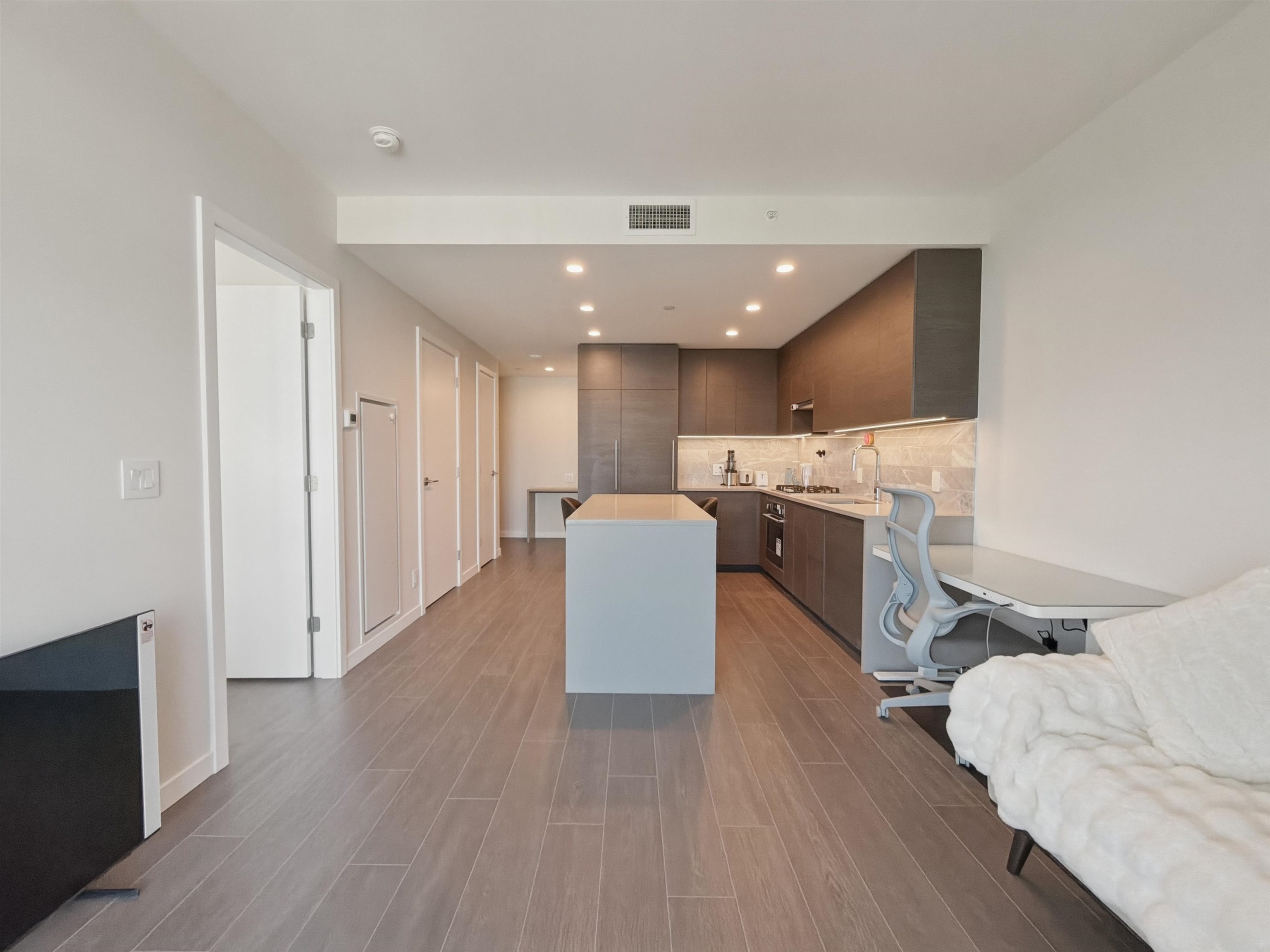 2707 2108 GILMORE AVENUE