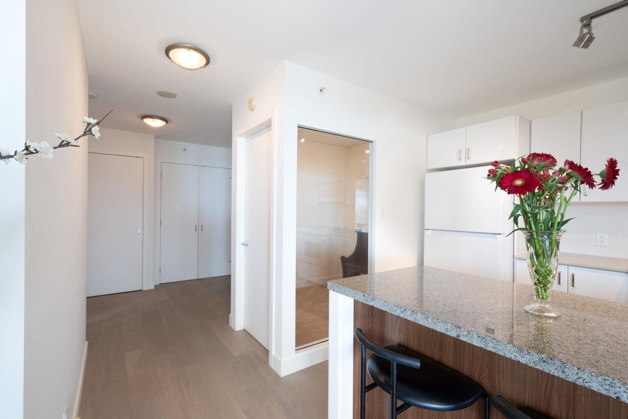 712 175 W 1ST STREET Unit: 712