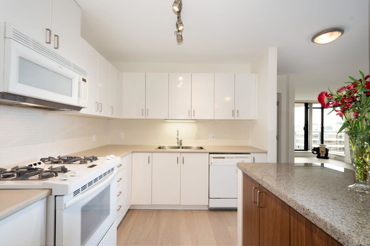 712 175 W 1ST STREET Unit: 712