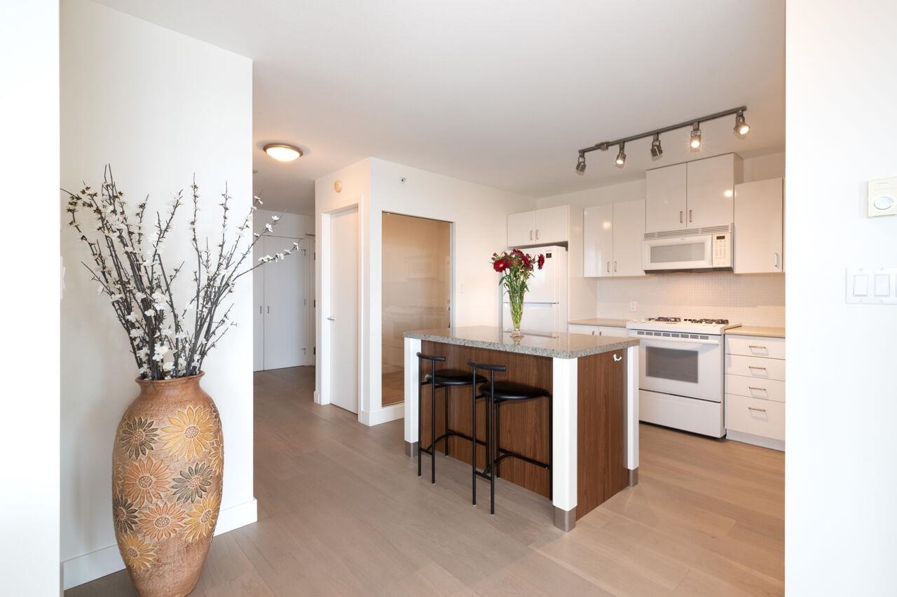 712 175 W 1ST STREET Unit: 712