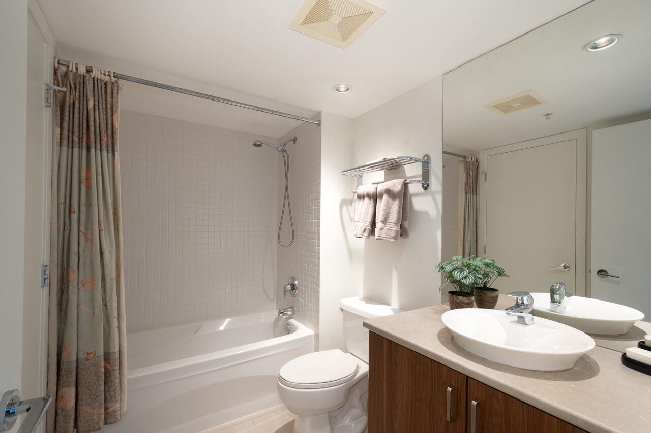 712 175 W 1ST STREET Unit: 712