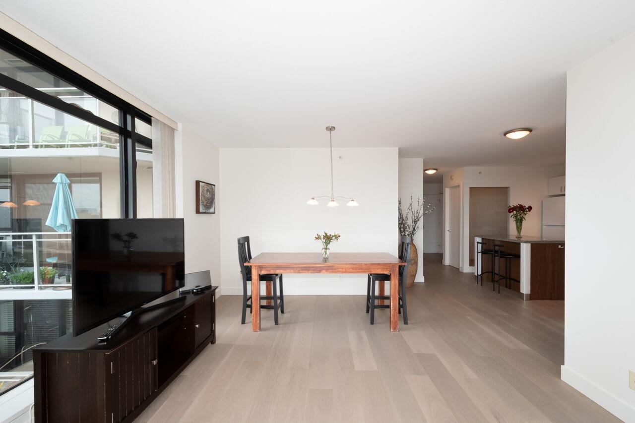 712 175 W 1ST STREET Unit: 712
