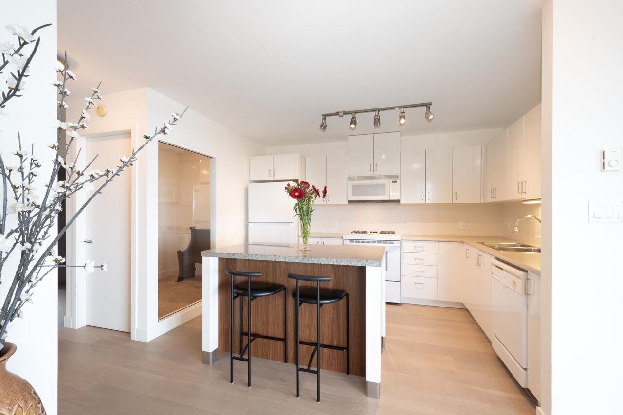 712 175 W 1ST STREET Unit: 712