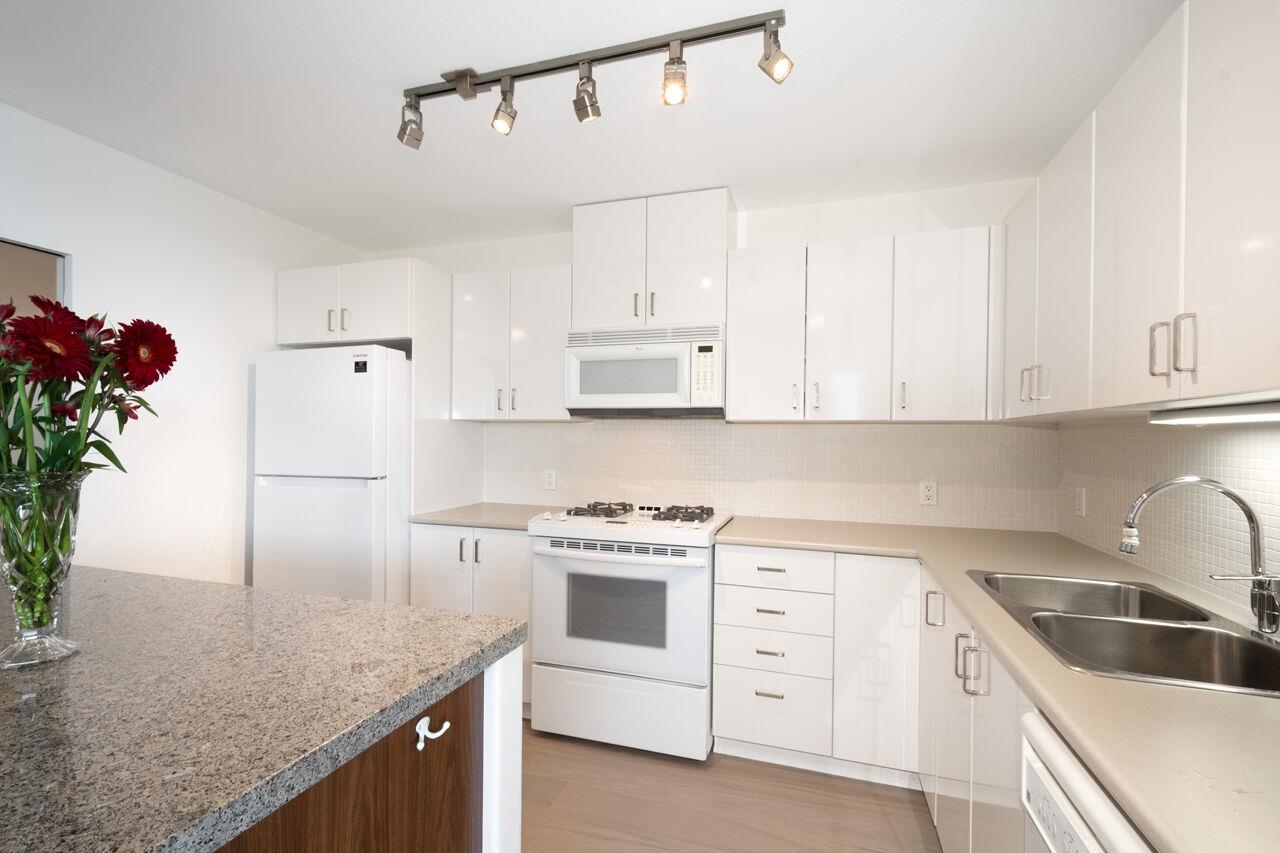 712 175 W 1ST STREET Unit: 712