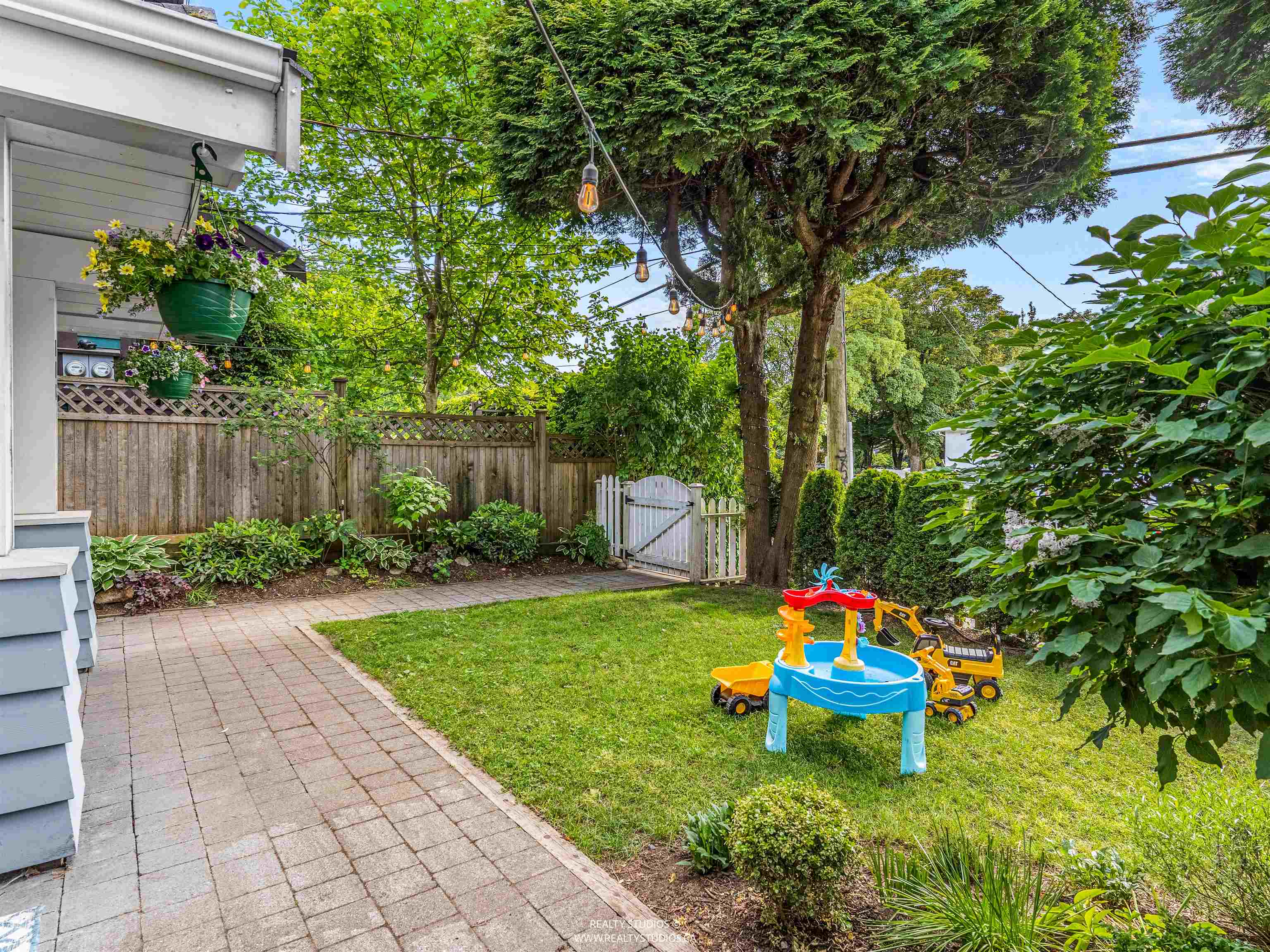 436 LAKEWOOD DRIVE