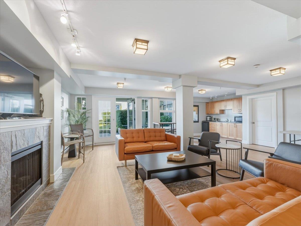 409 15621 MARINE DRIVE