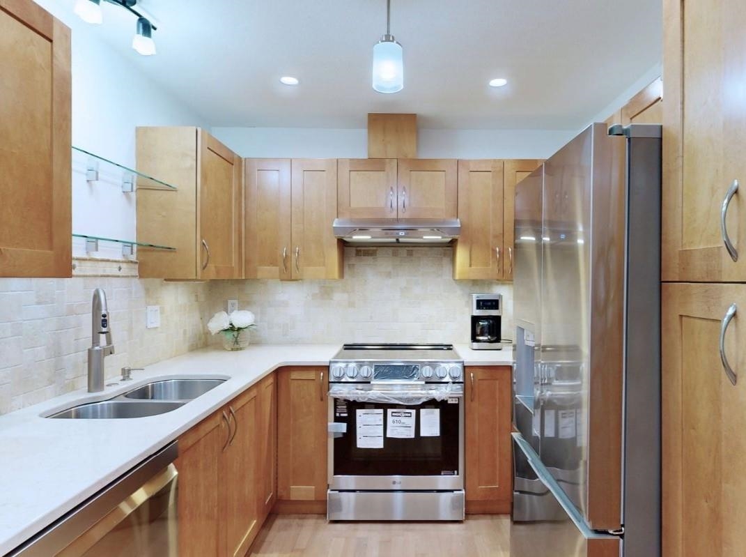 409 15621 MARINE DRIVE