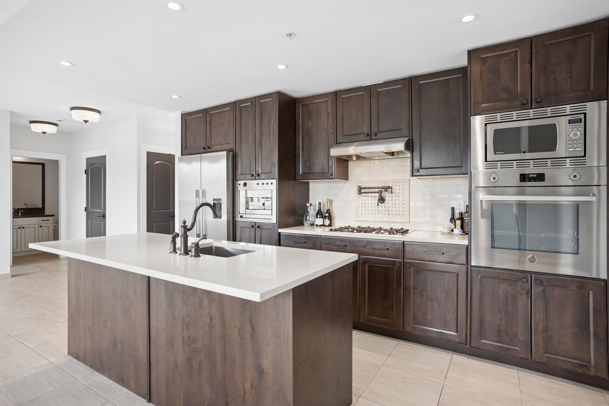 301 4721 HASTINGS STREET
