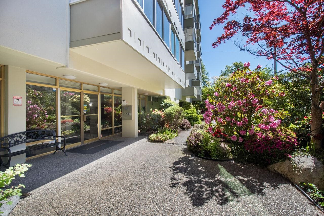 108 1425 ESQUIMALT AVENUE