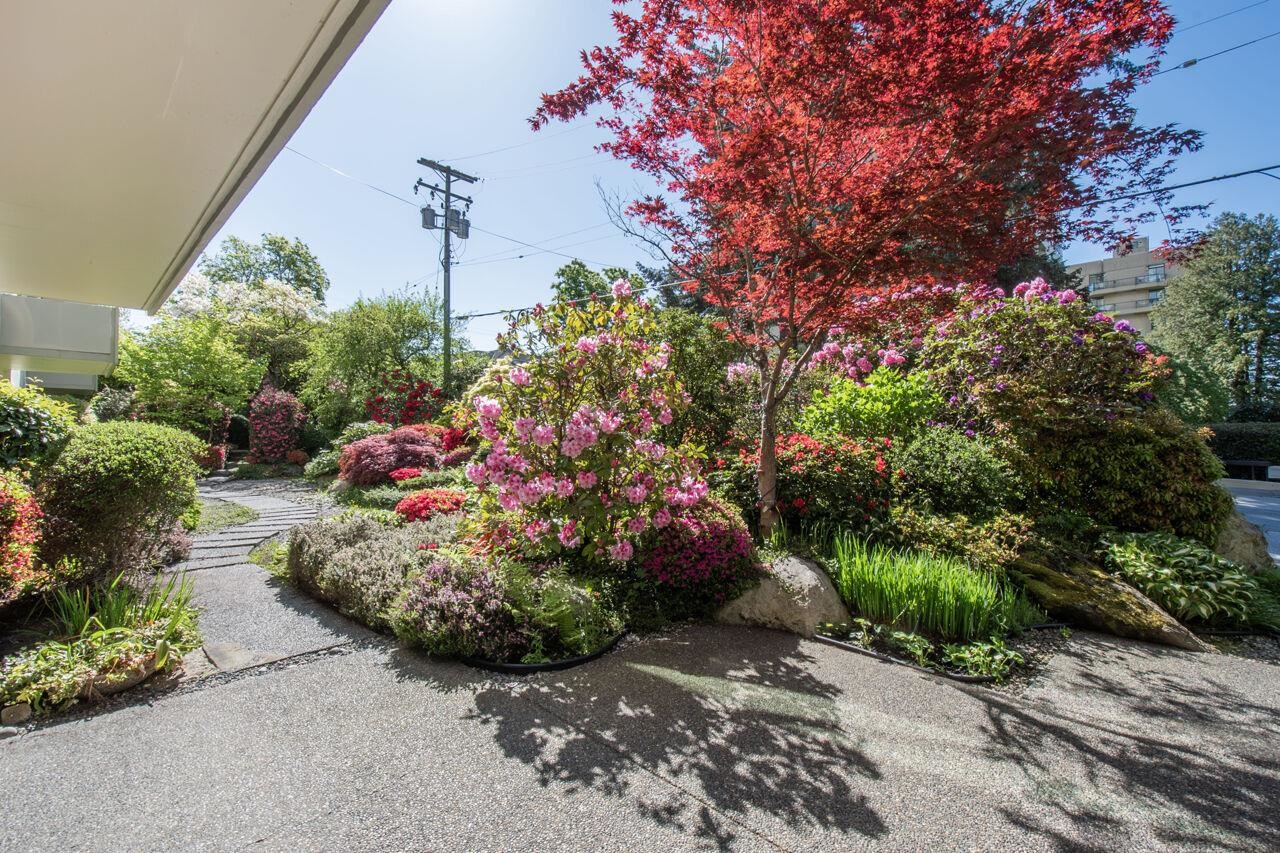 108 1425 ESQUIMALT AVENUE