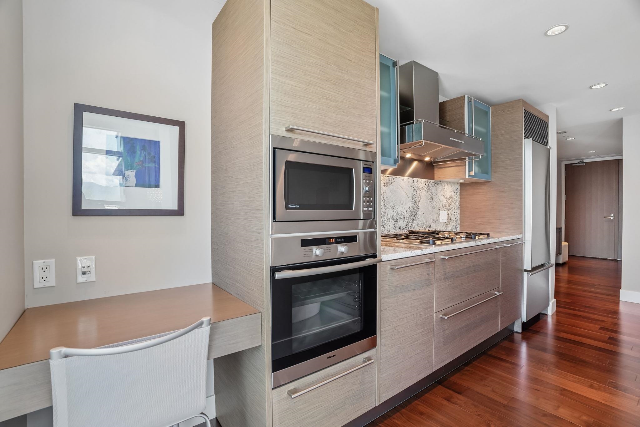 3305 1111 NE ALBERNI STREET