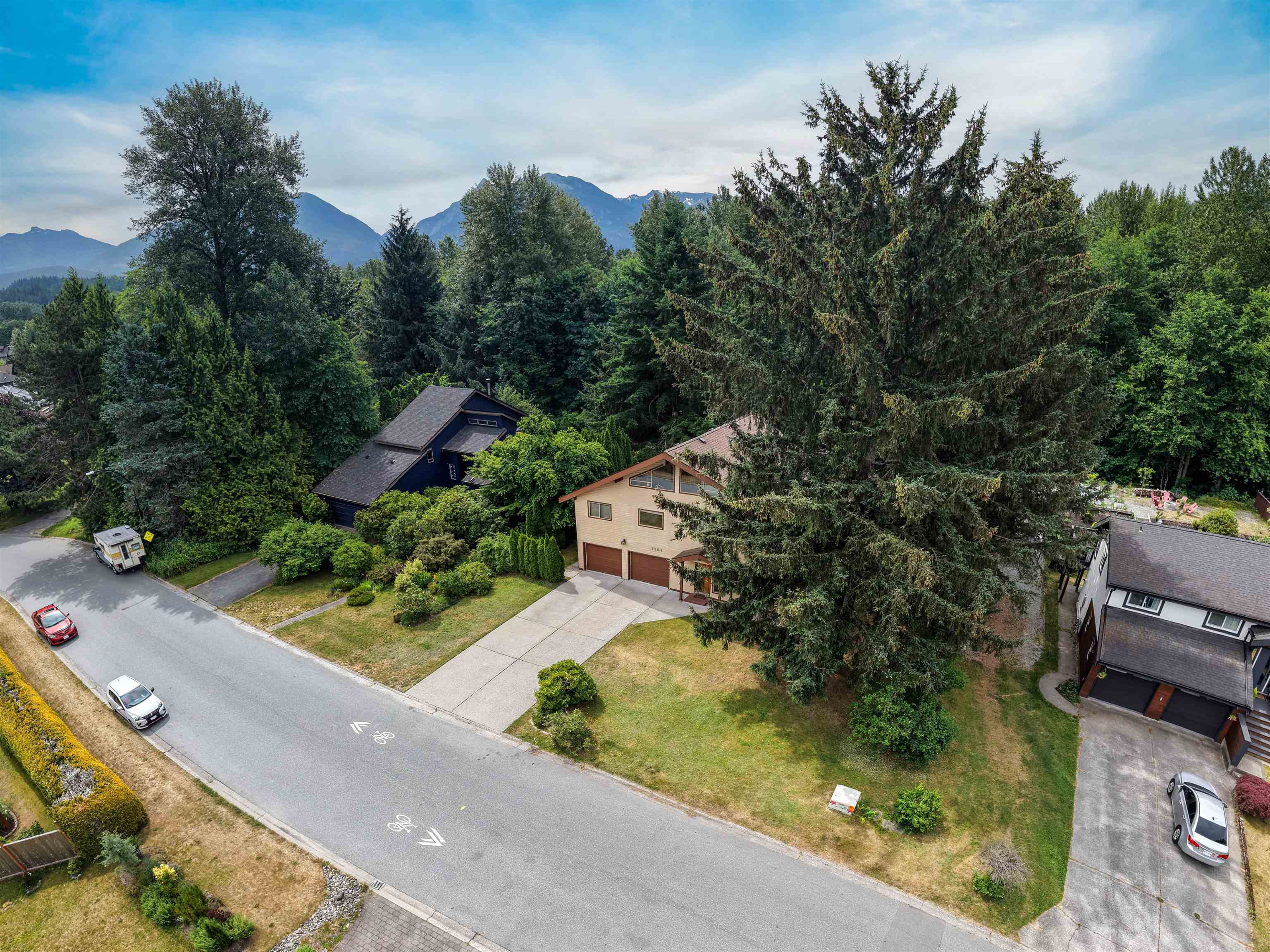 1464 MAPLE CRESCENT