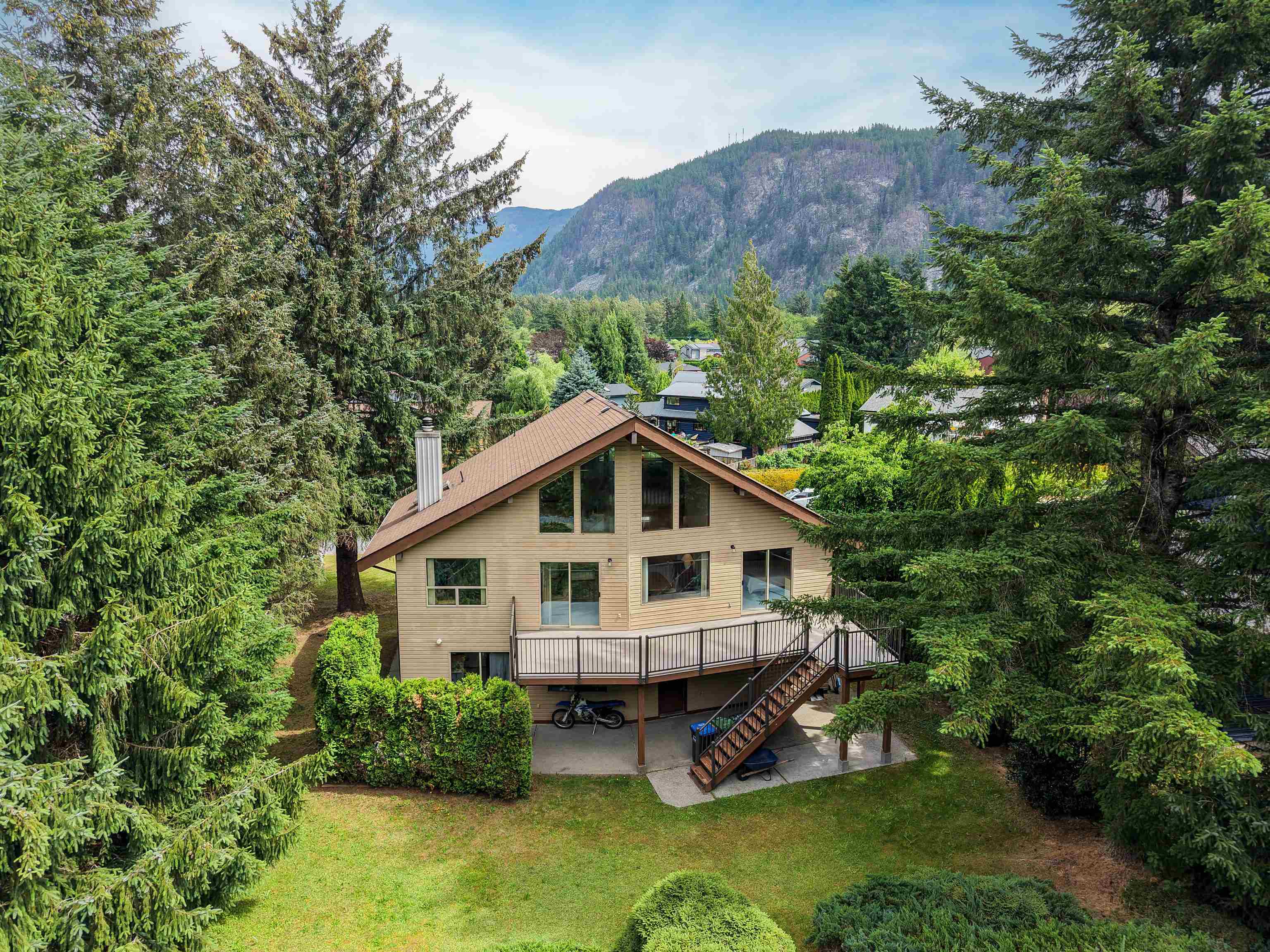 1464 MAPLE CRESCENT
